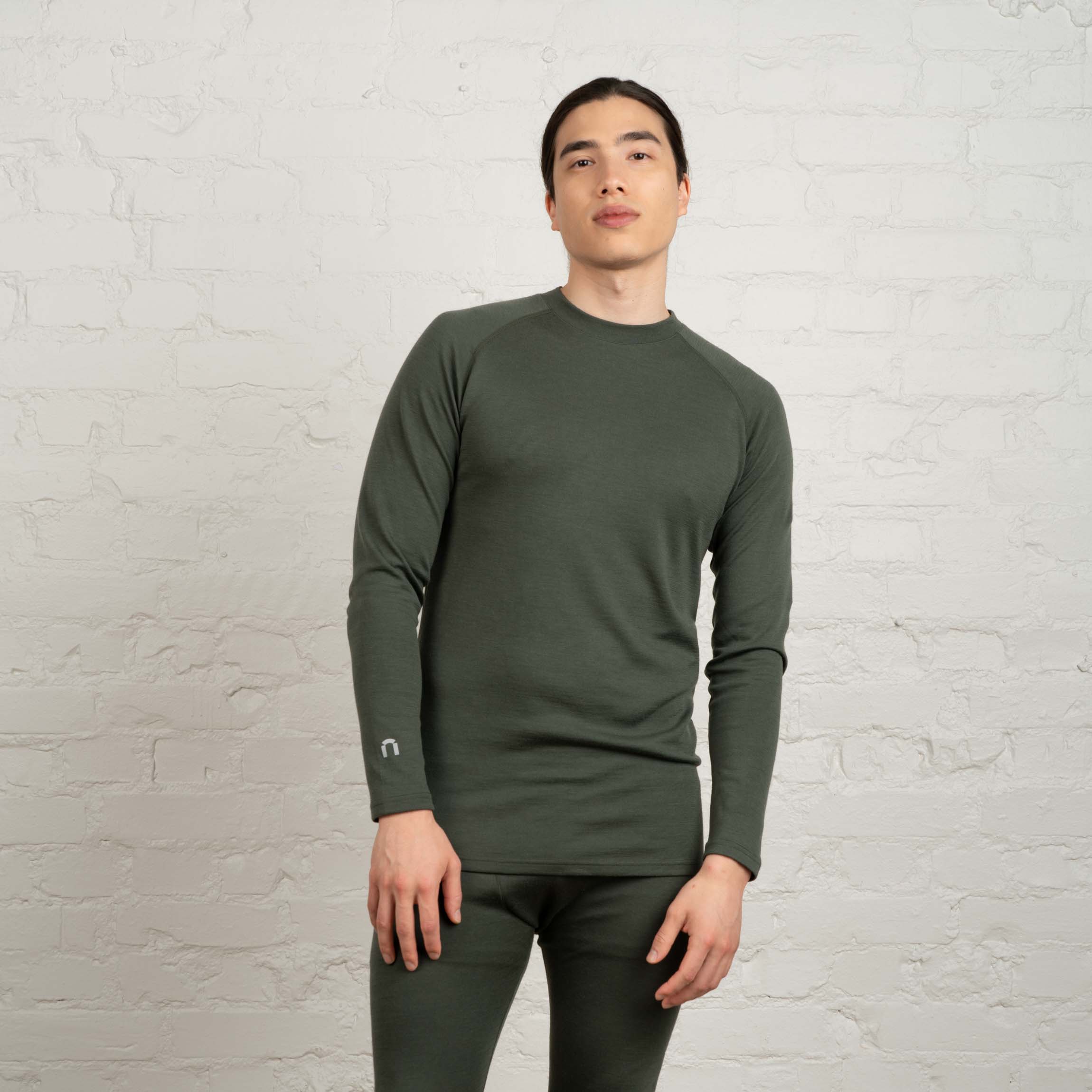 The model is 186 cm and wears size M.