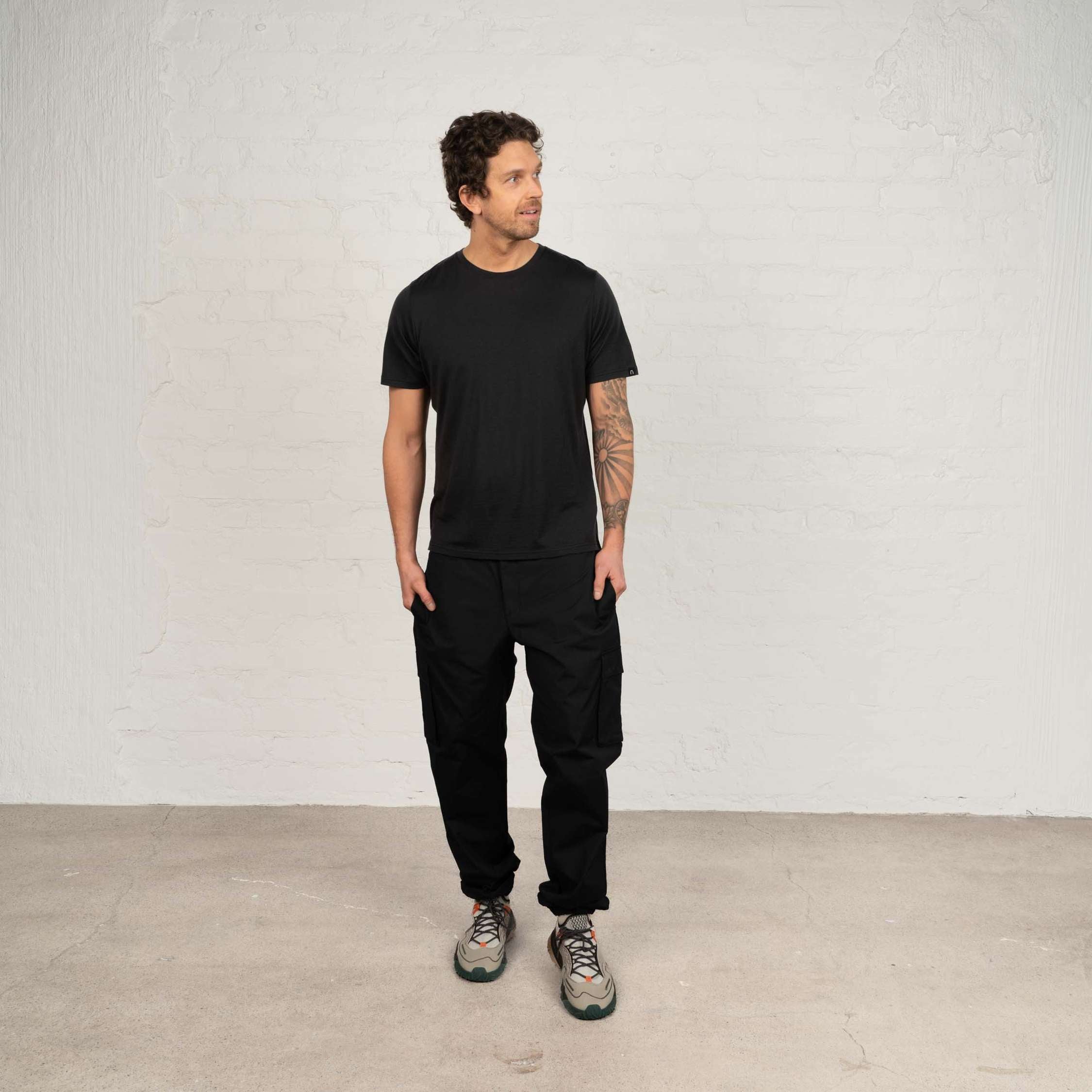 The model is 191 cm and wears size L.