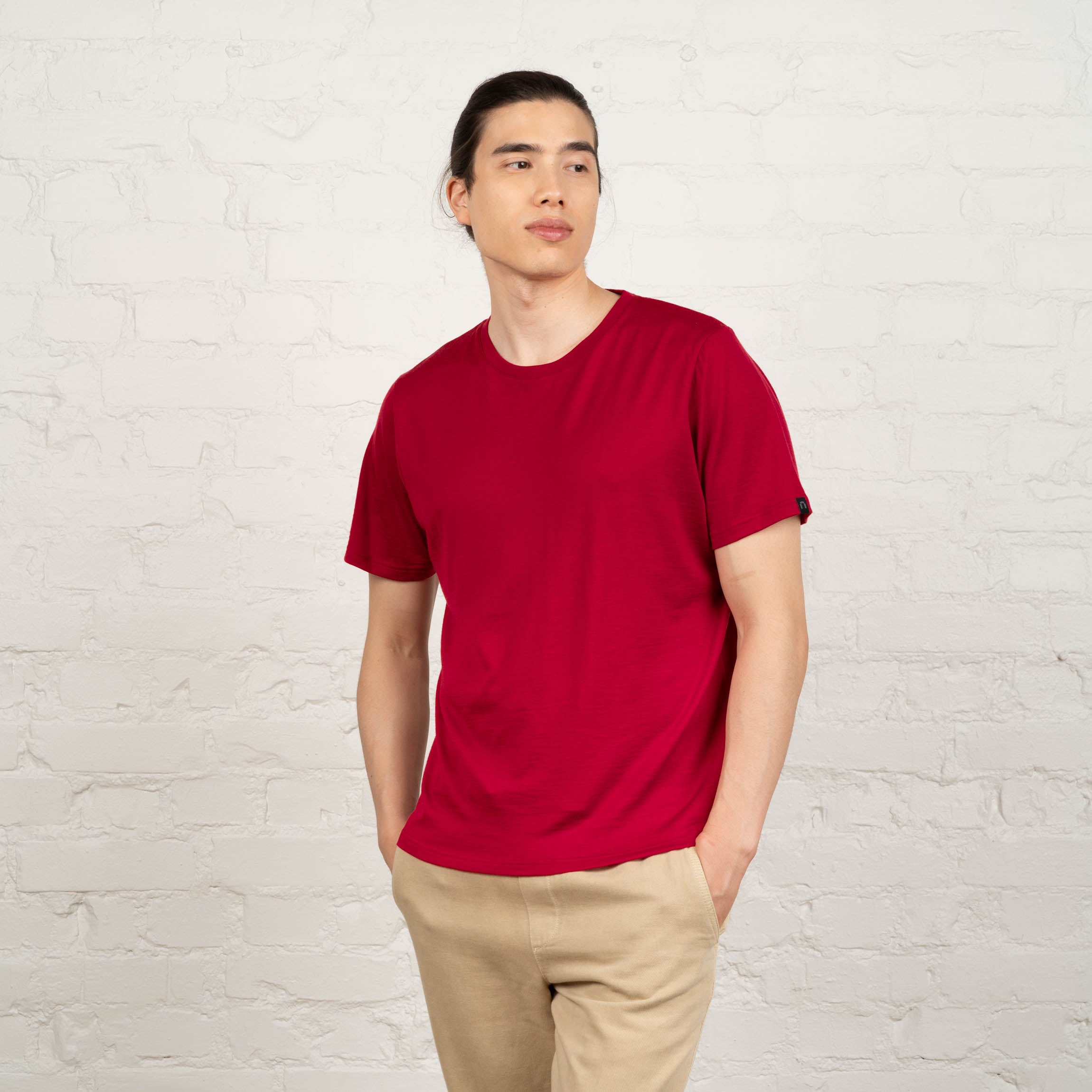 The model is 185 cm and wears size L.