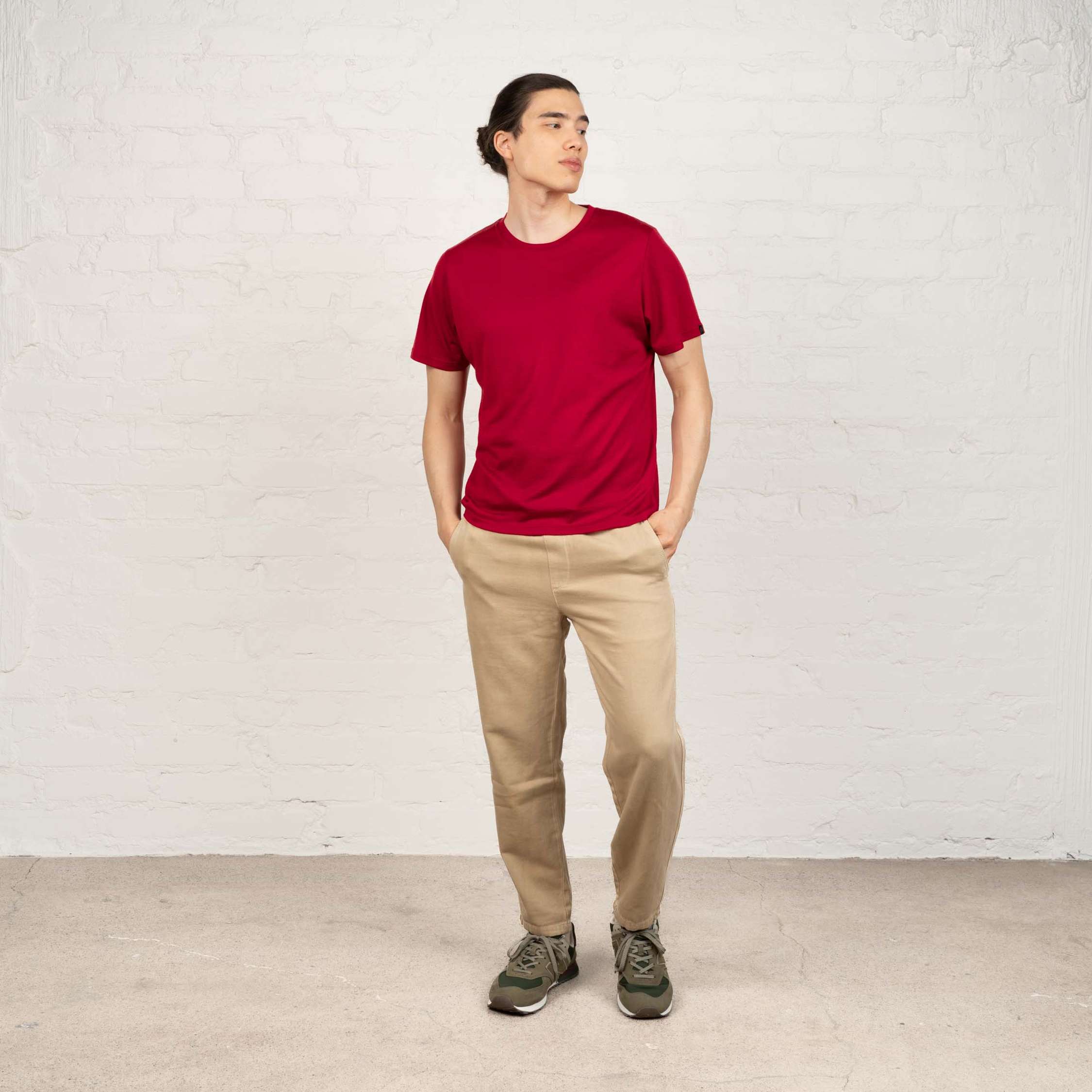 The model is 185 cm and wears size L.