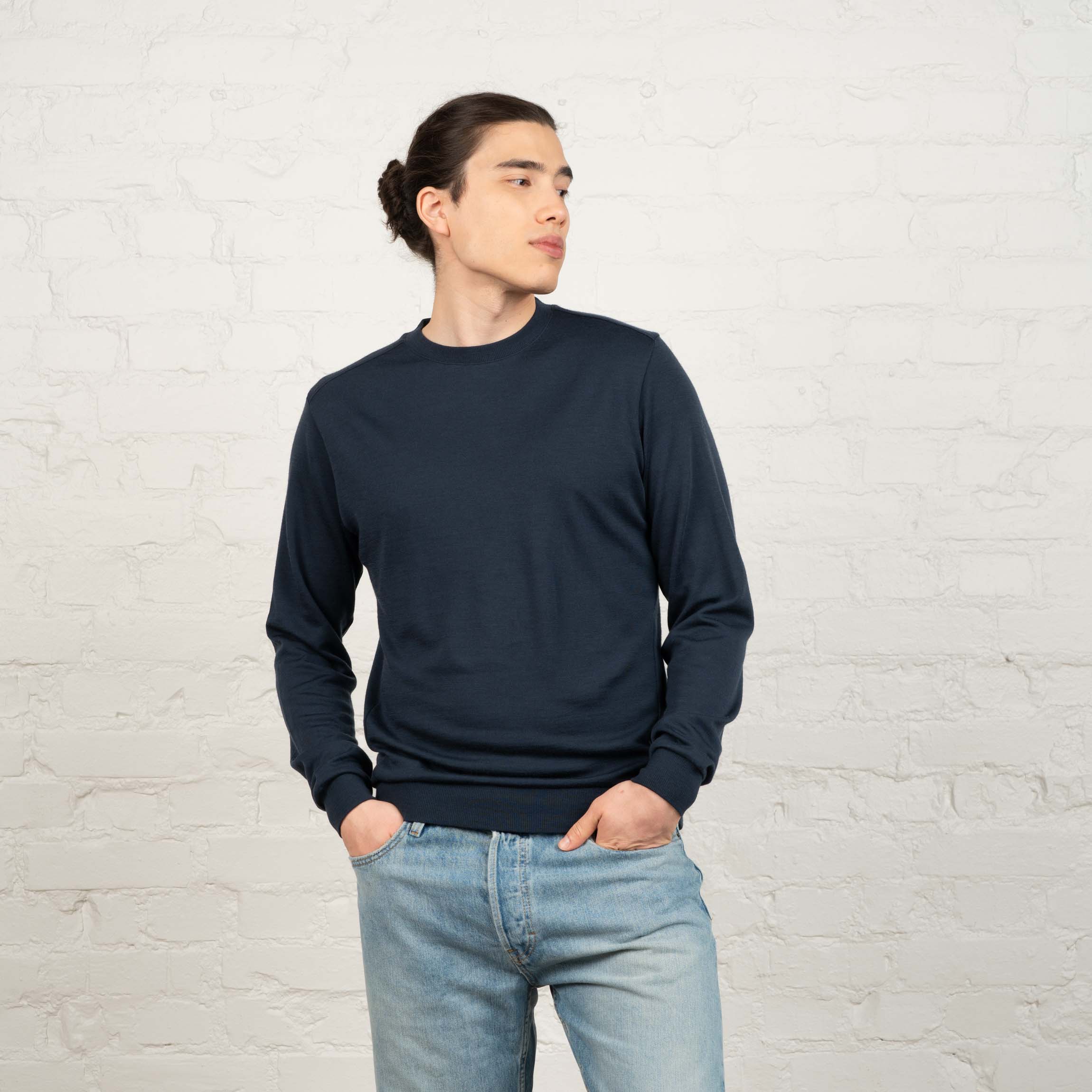 The model is 185 cm and wears size L.