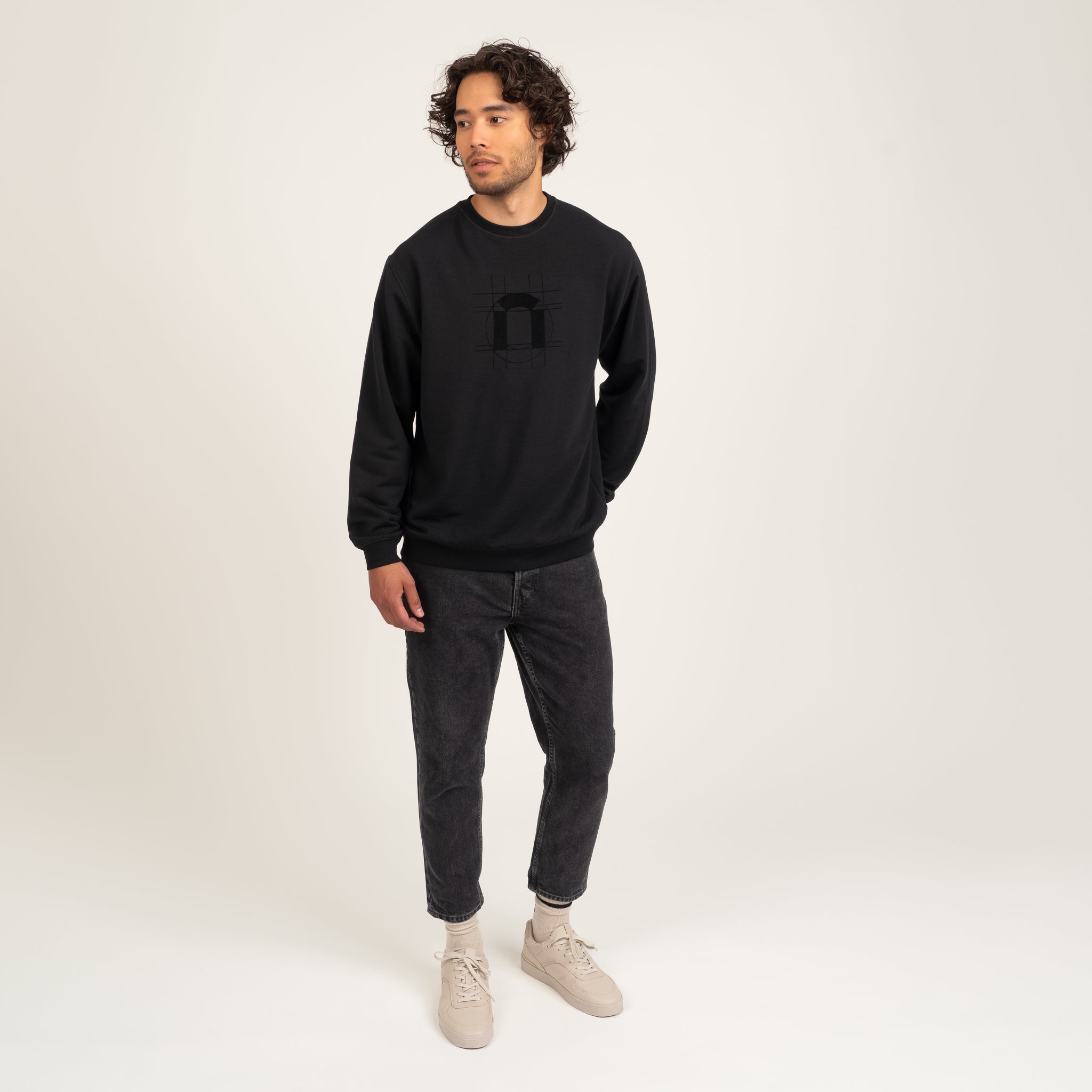 The model is 187 cm and wears size L.