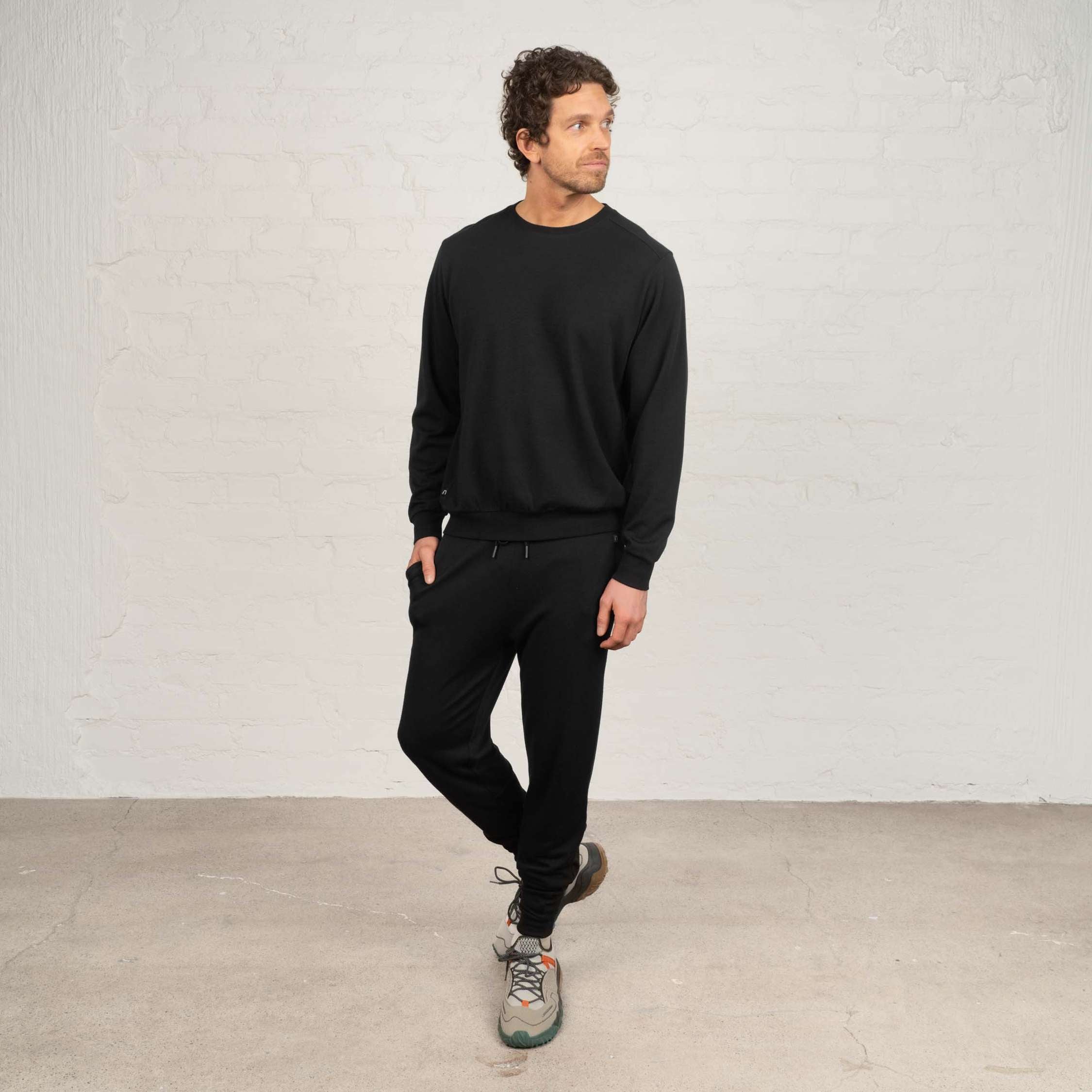 The model is 191 cm and wears size L.