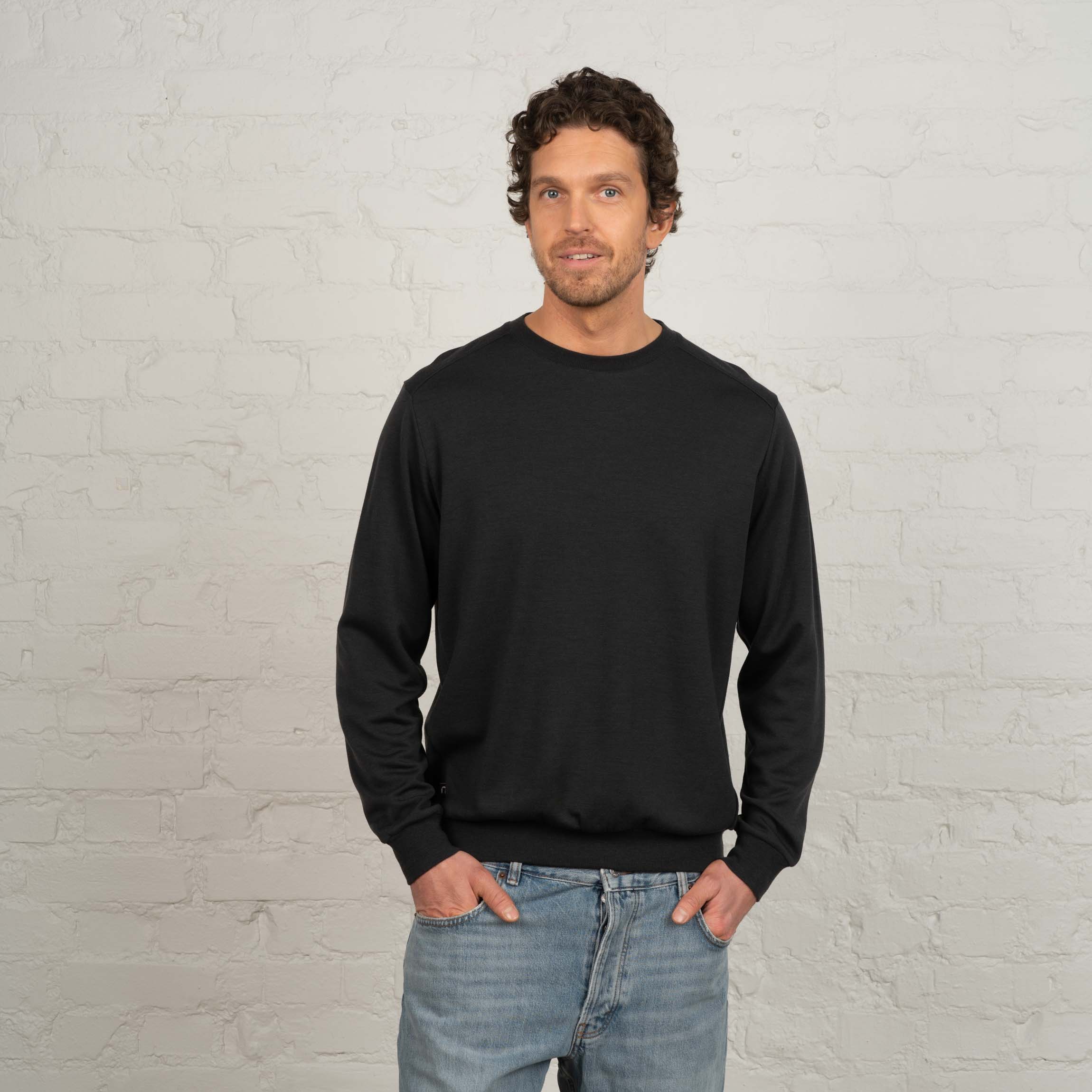 The model is 191 cm and wears size L.