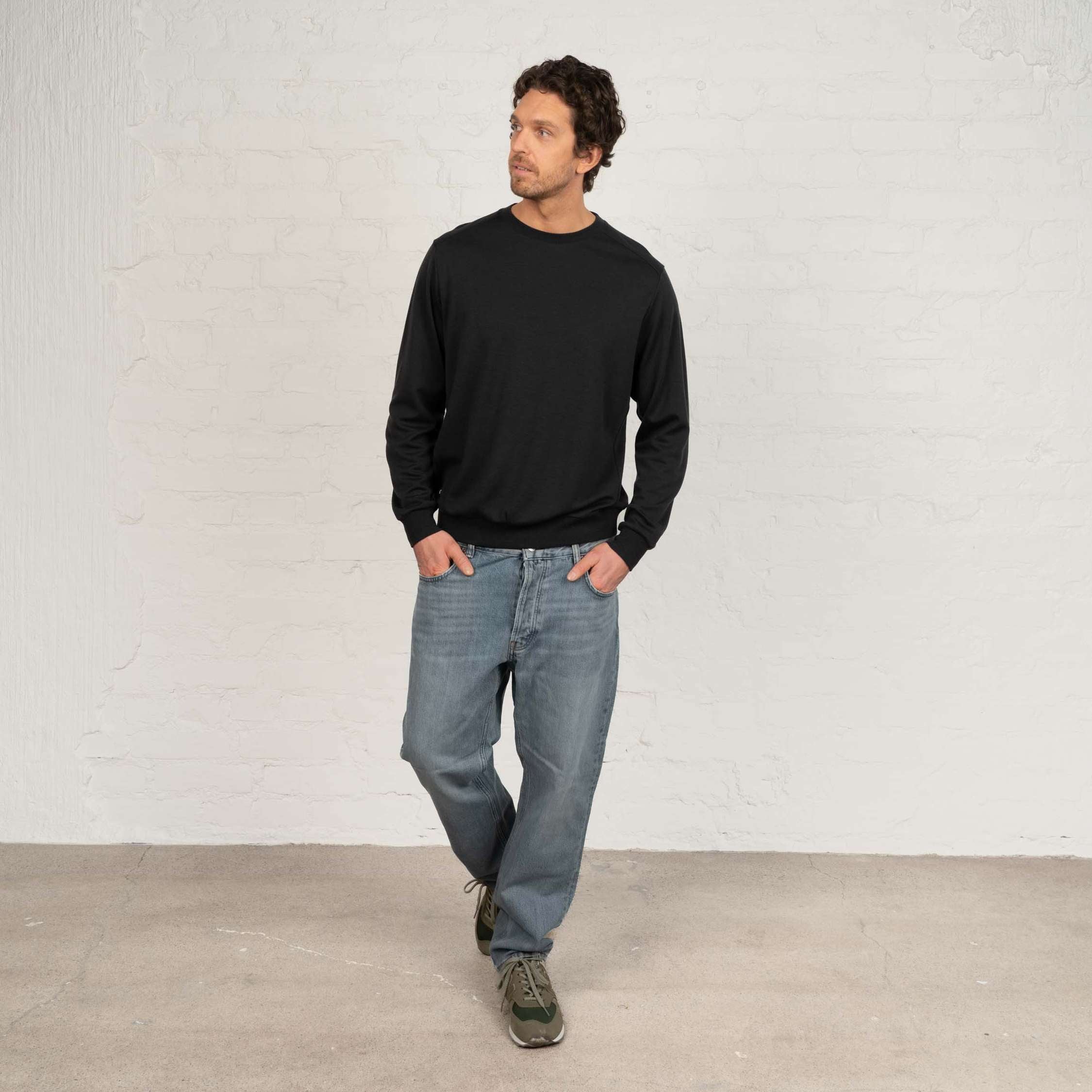 The model is 191 cm and wears size L.