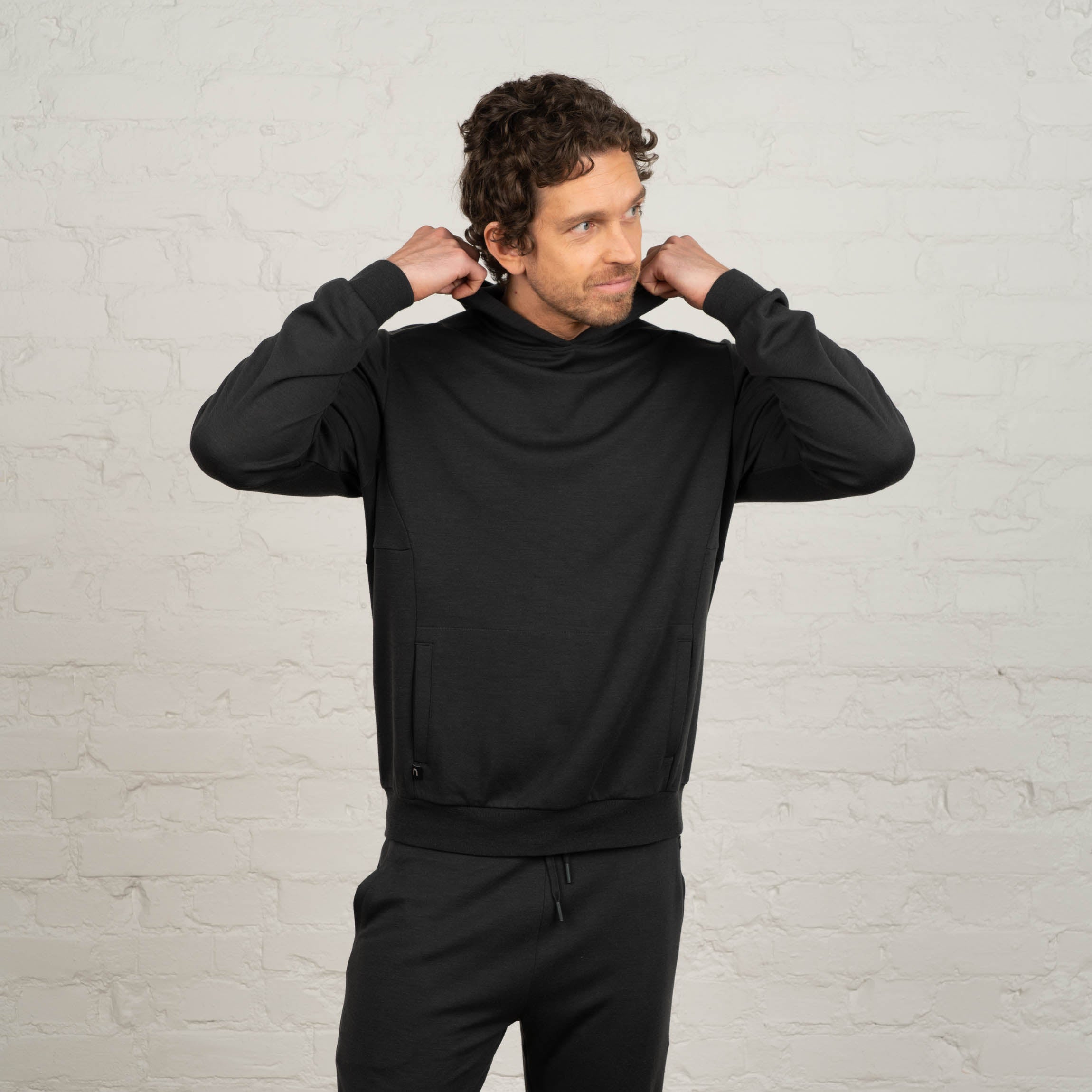 The model is 191 cm and wears size L.