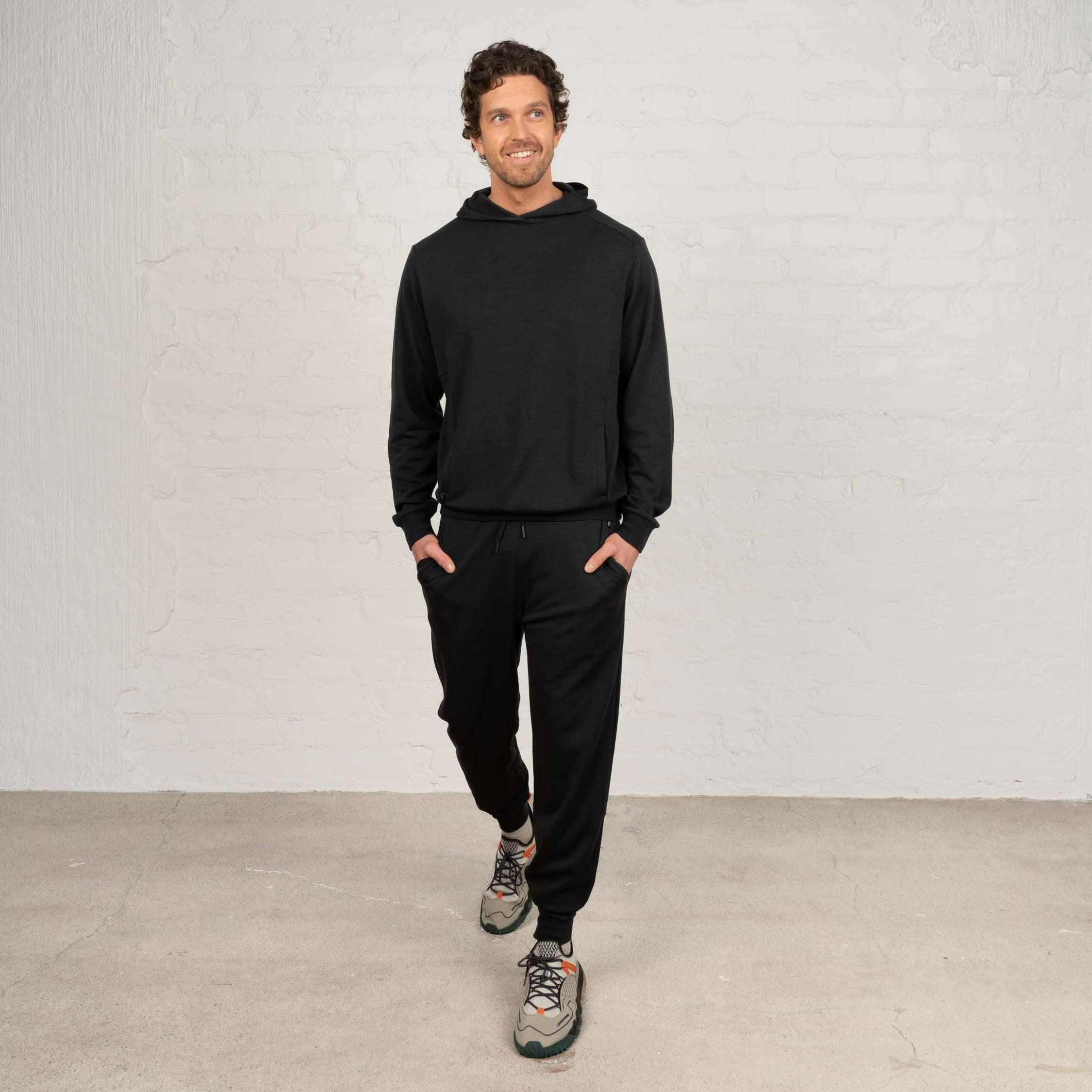 The model is 191 cm and wears size L.