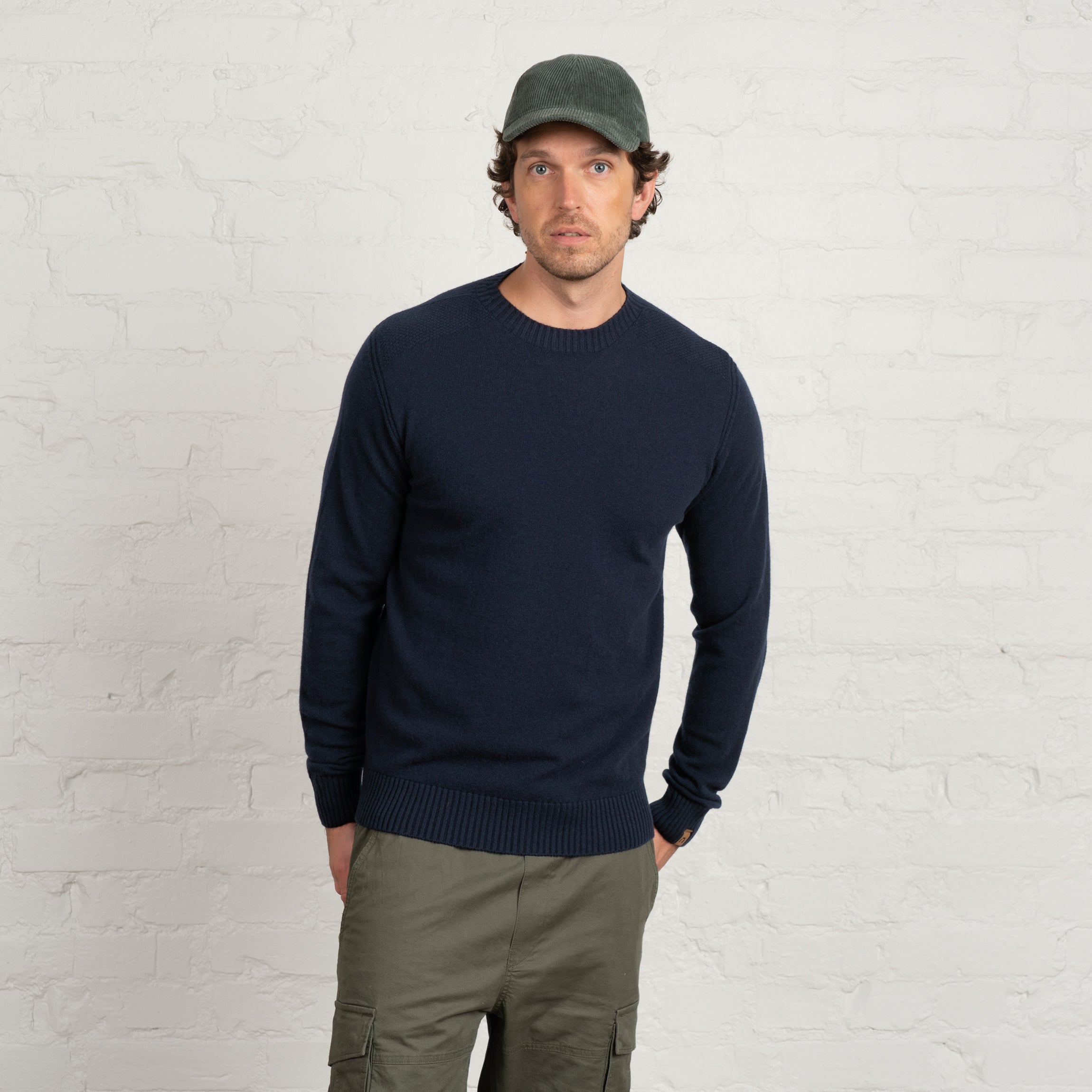 The model is 191 cm and wears size L.