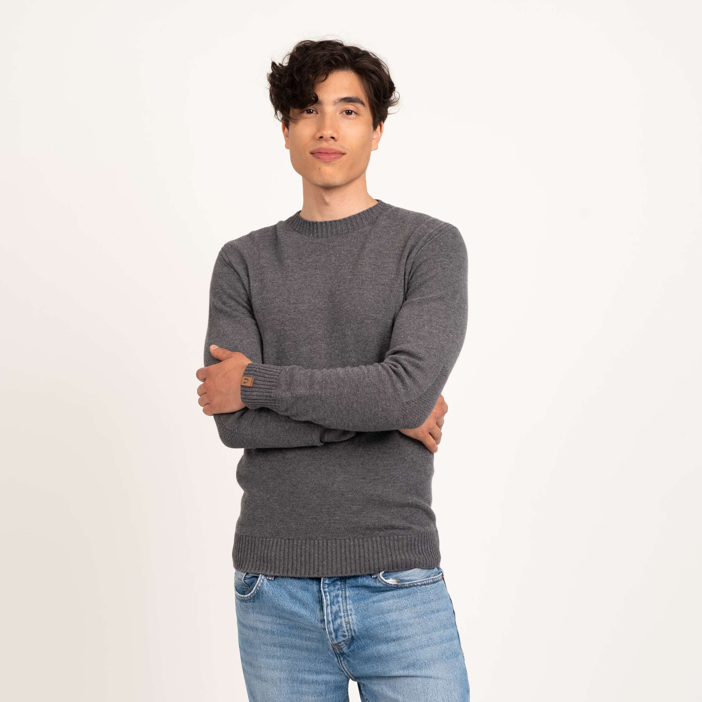 The model is 186 cm and wears size M.