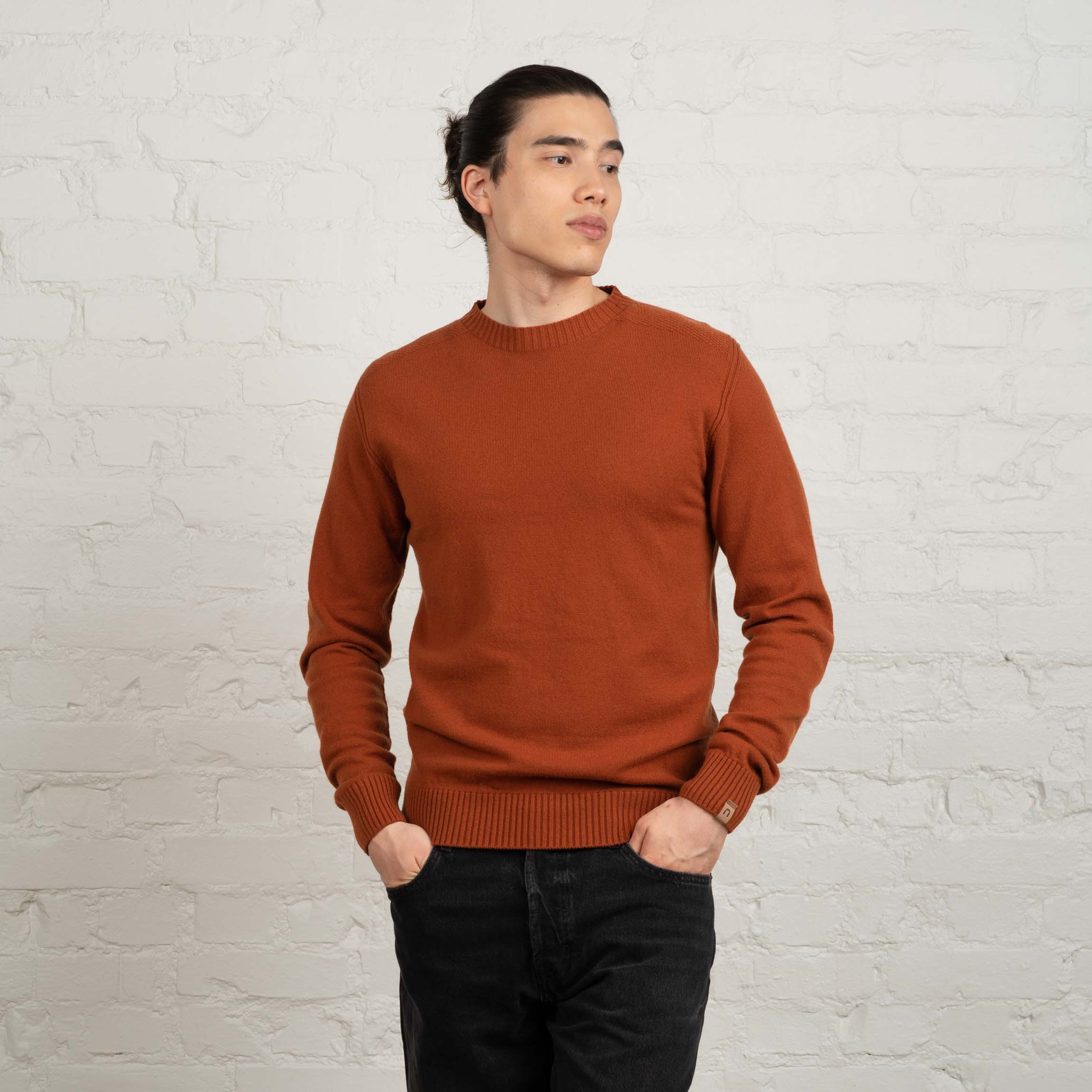 The model is 185 cm and wears size L.