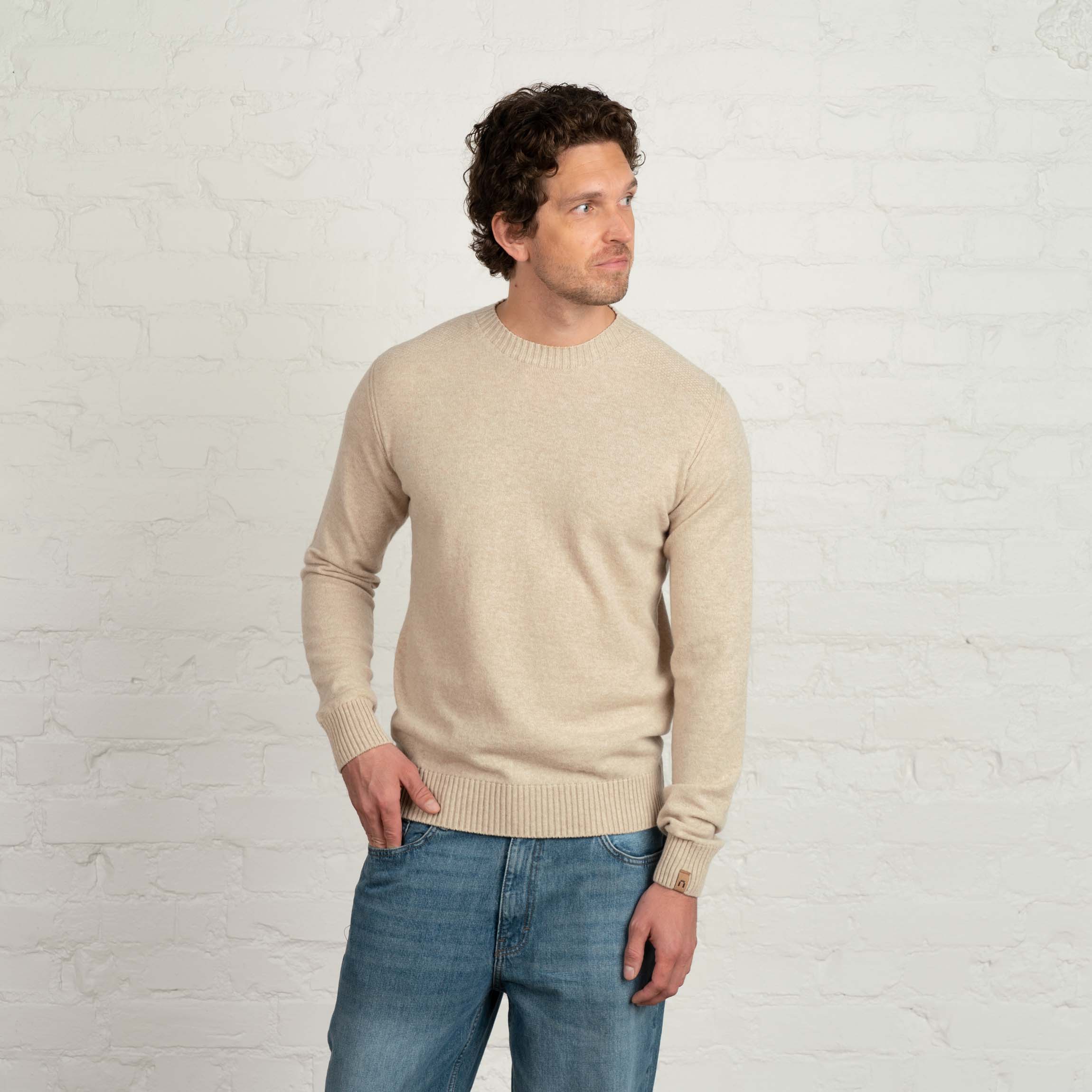 The model is 191 cm and wears size L.