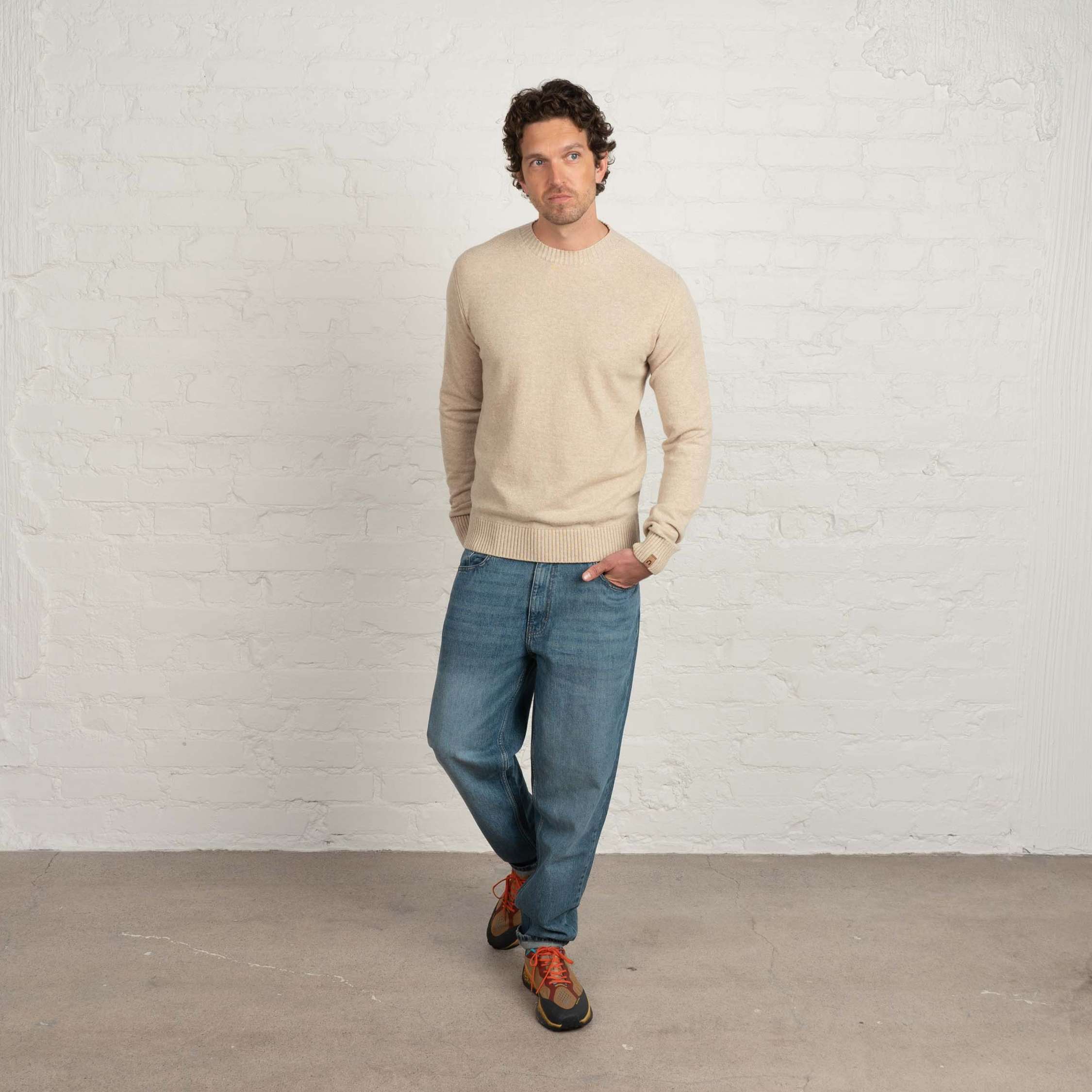 The model is 191 cm and wears size L.