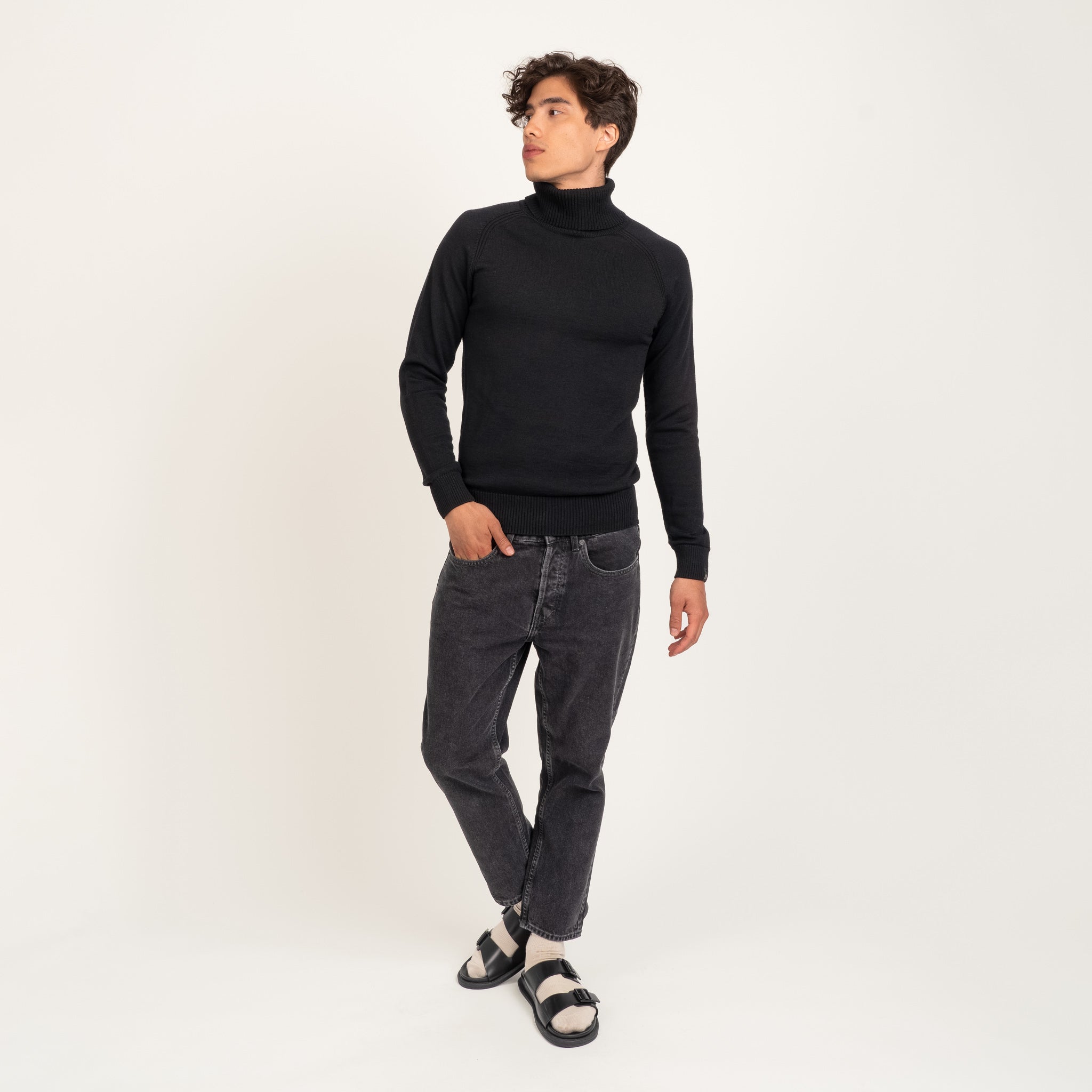 The model is 186 cm and wears size M.