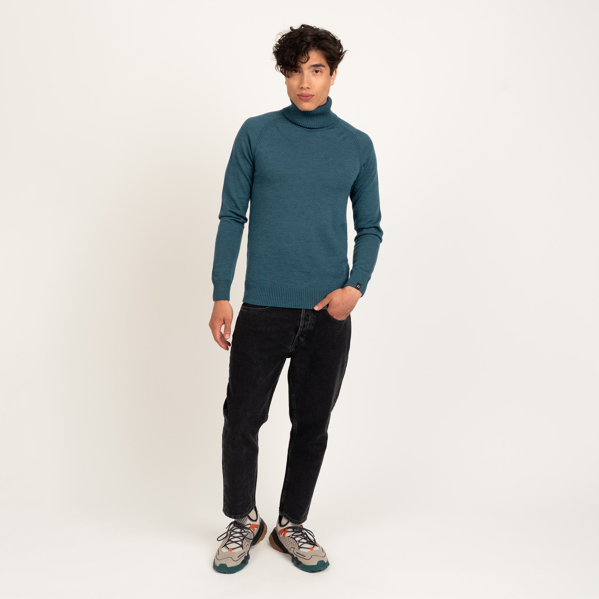 The model is 186 cm and wears size M.