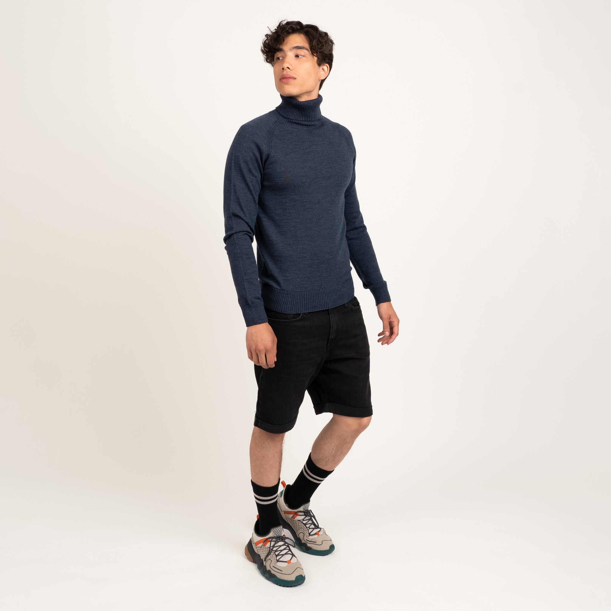 The model is 186 cm and wears size M.