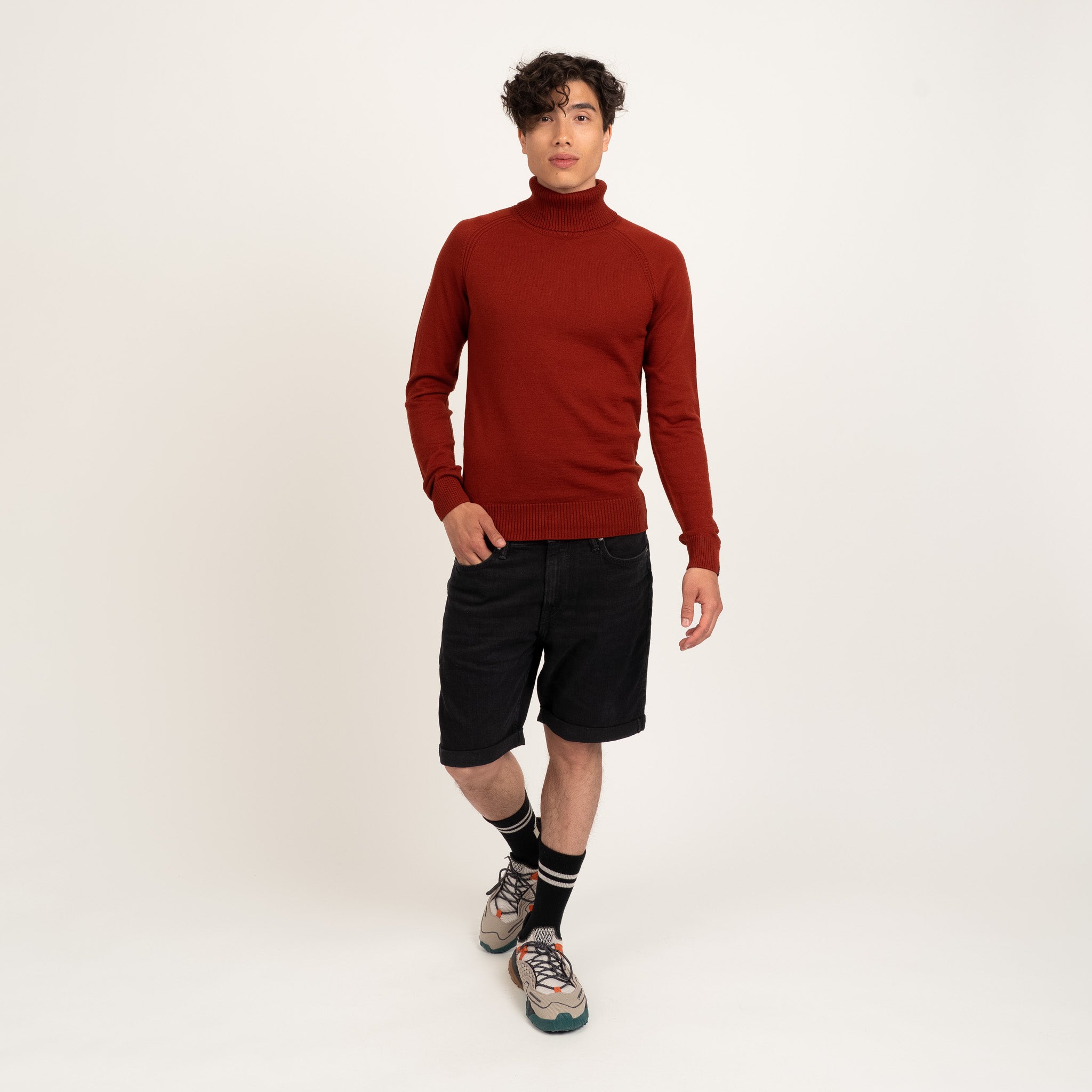 The model is 186 cm and wears size M.