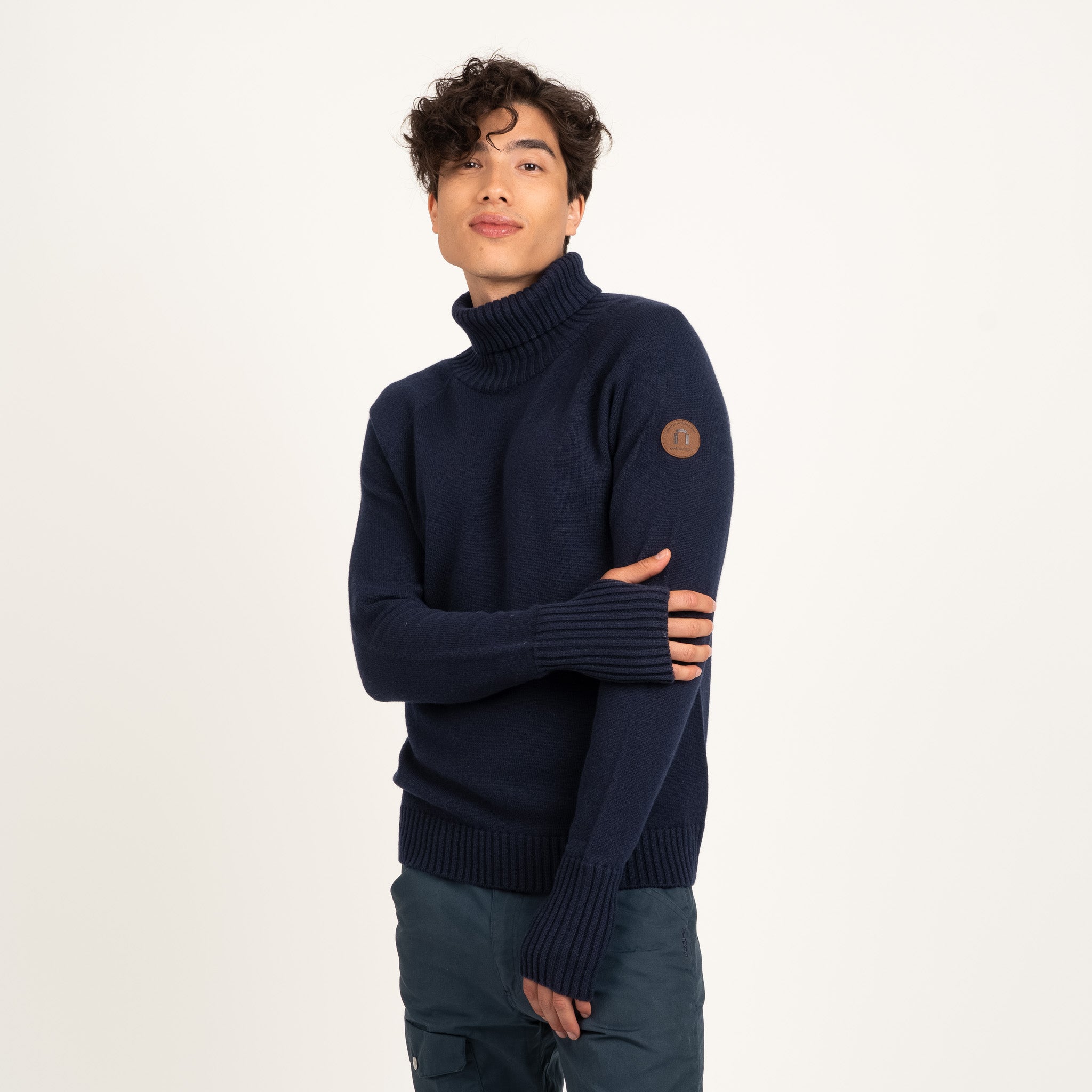 The model is 186 cm and wears size M.