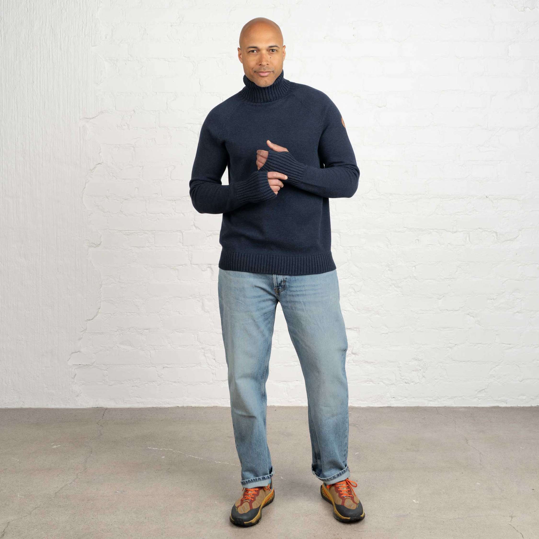 The model is 187 cm and wears size XL