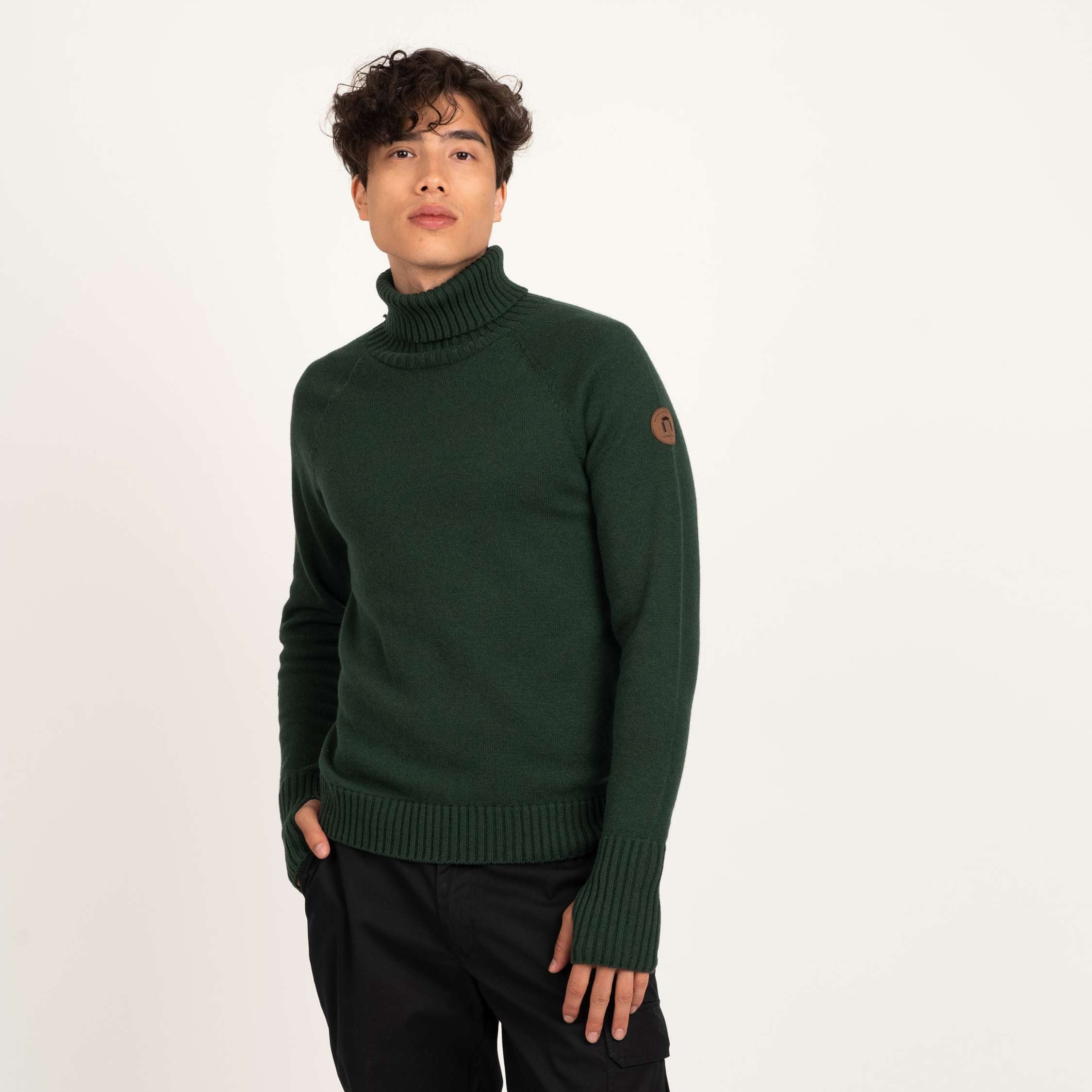 The model is 186 cm and wears size M.