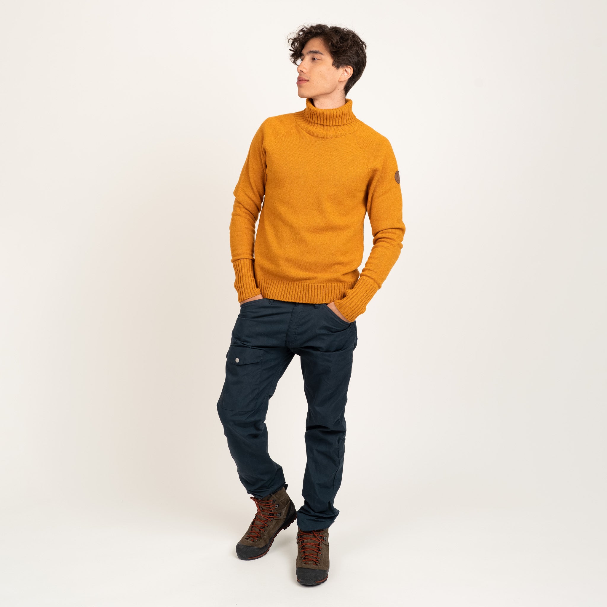 The model is 186 cm and wears size M.