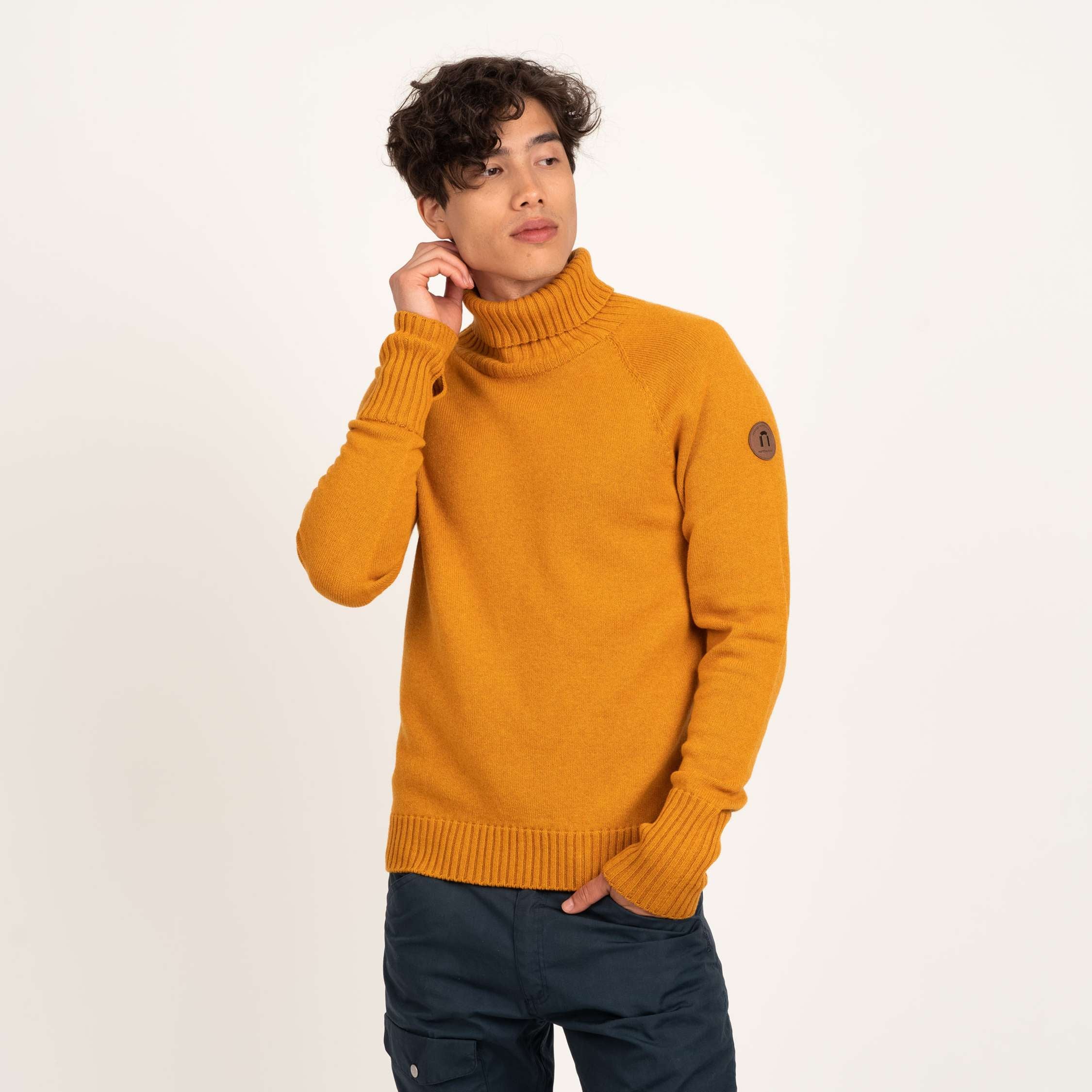 The model is 186 cm and wears size M.