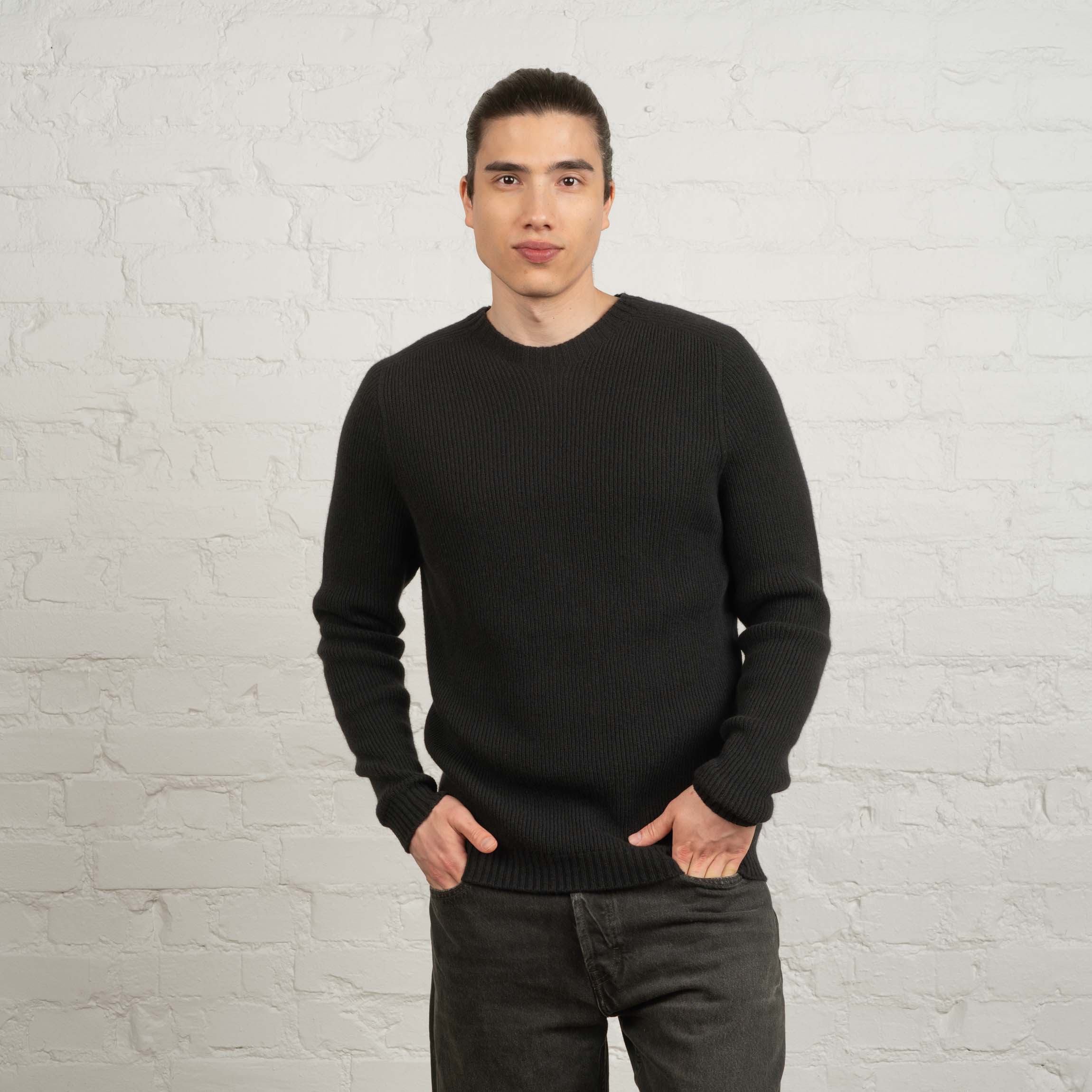 The model is 185 cm and wears size L.