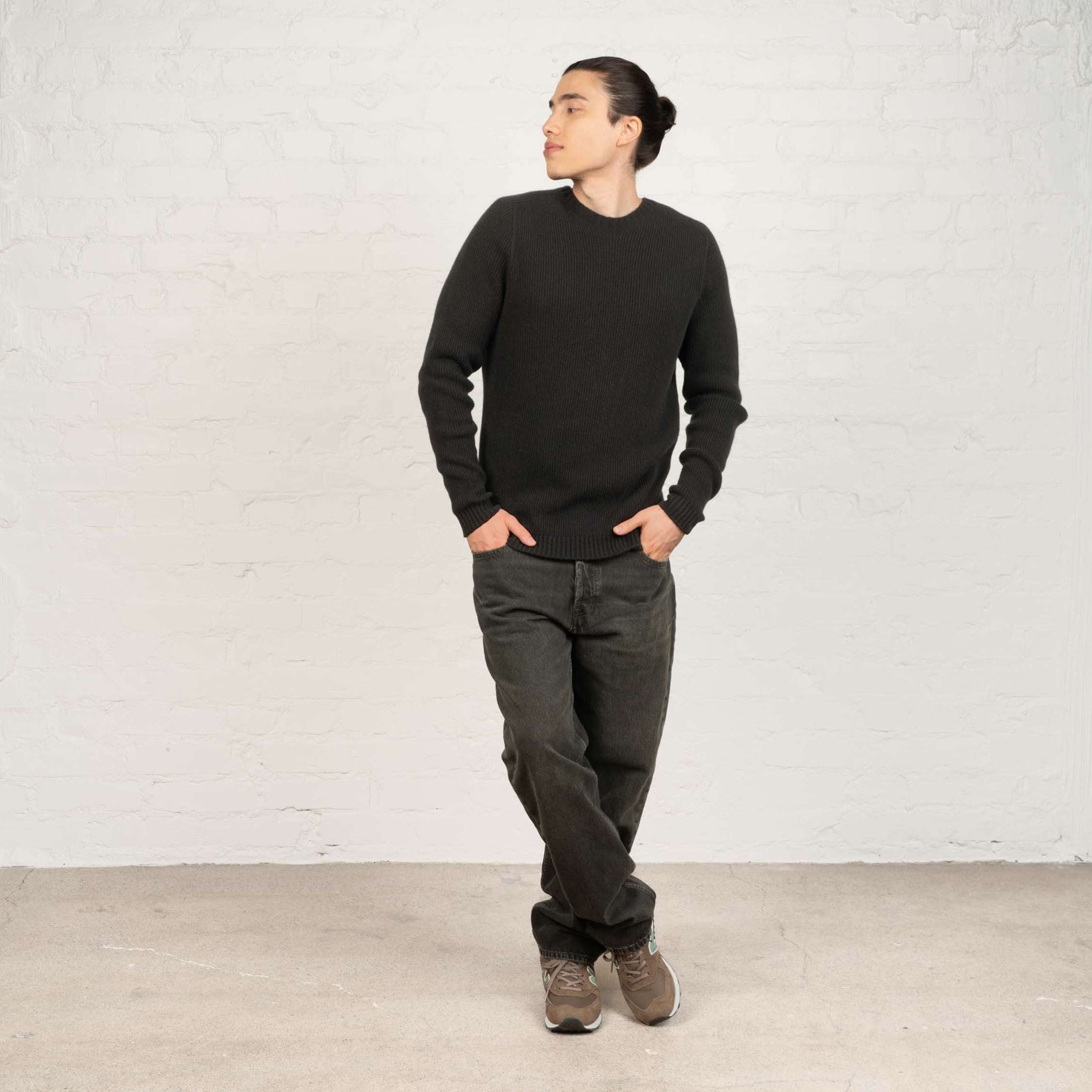 The model is 185 cm and wears size L.