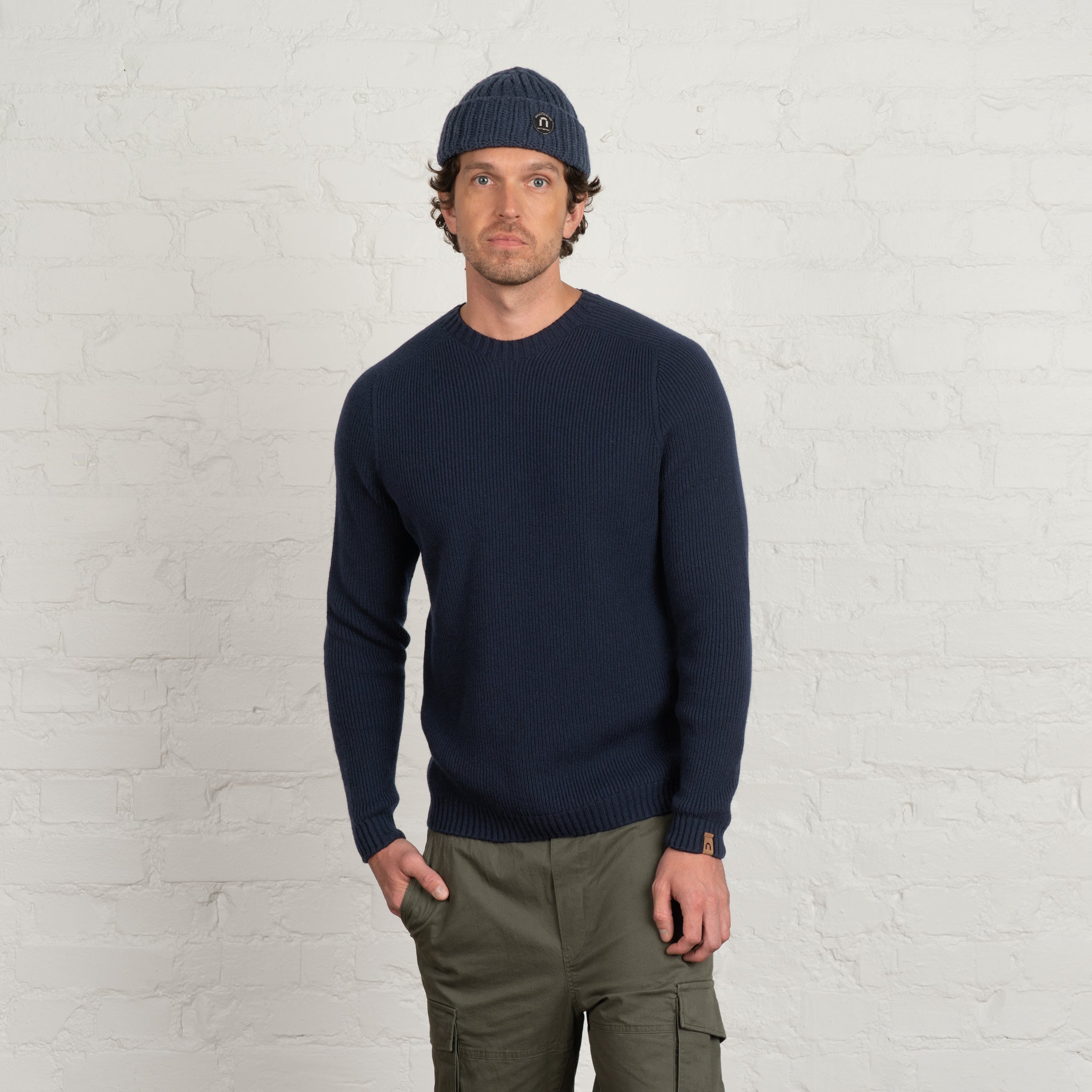 The model is 191 cm and wears size L.