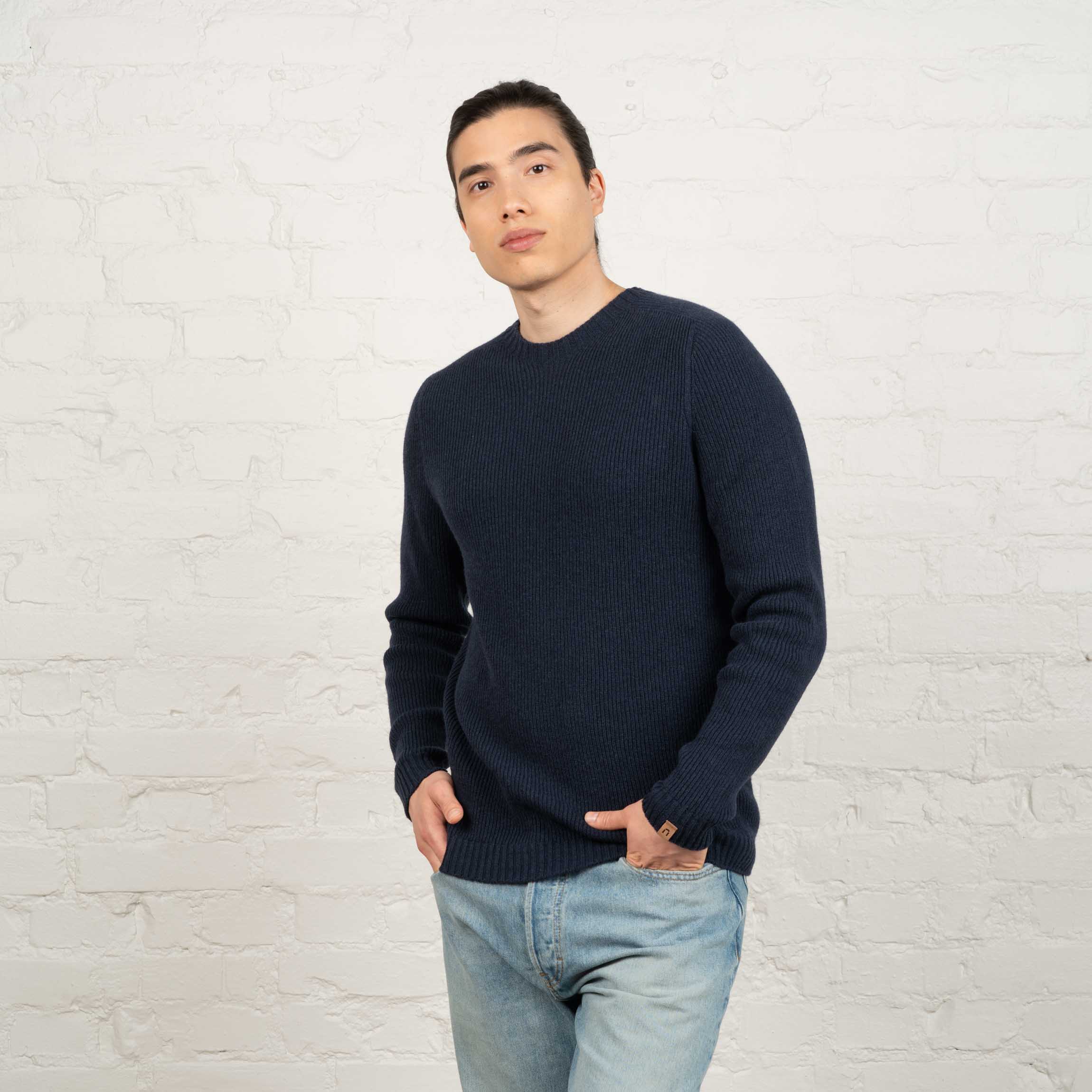 The model is 185 cm and wears size L.