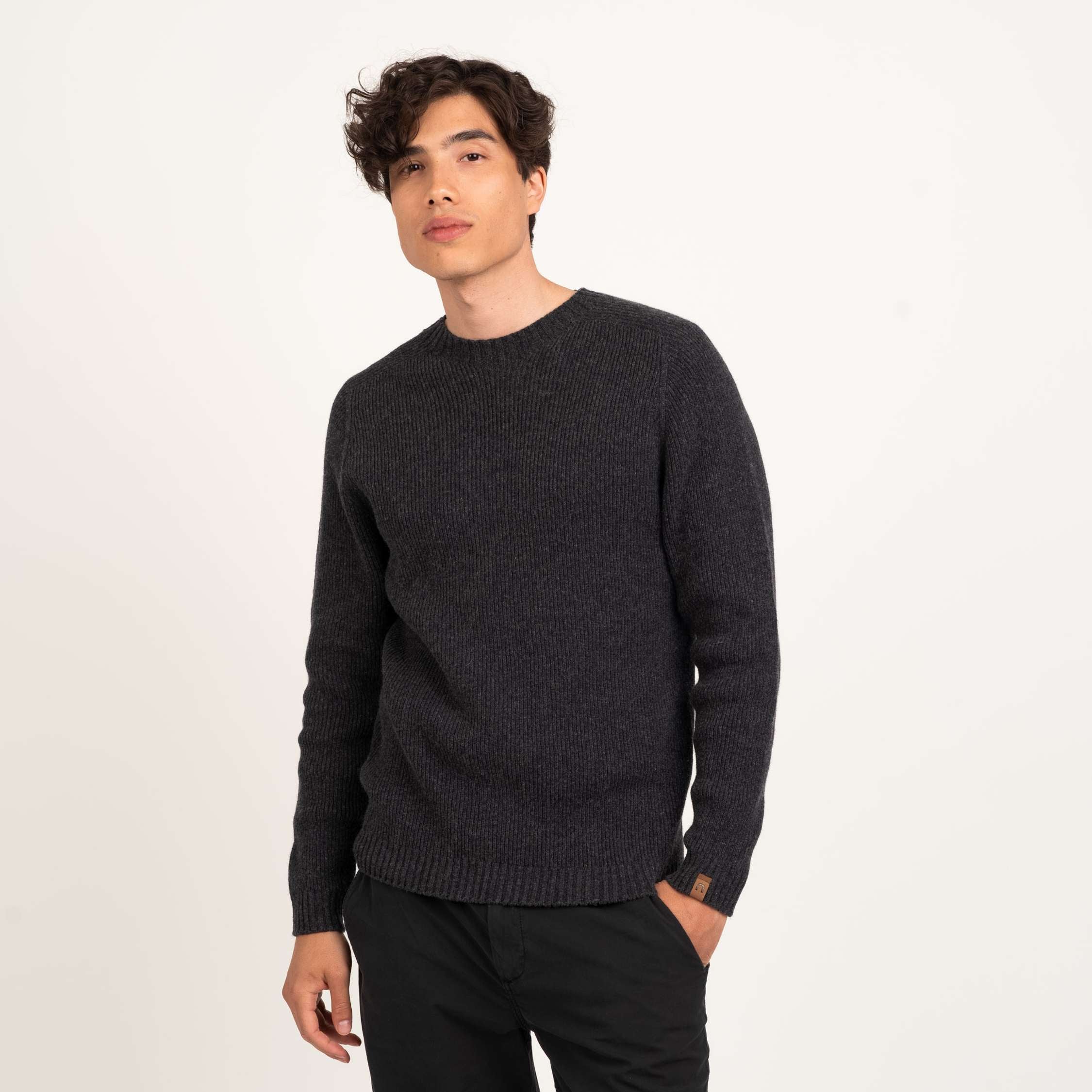 The model is 186 cm and wears size M.