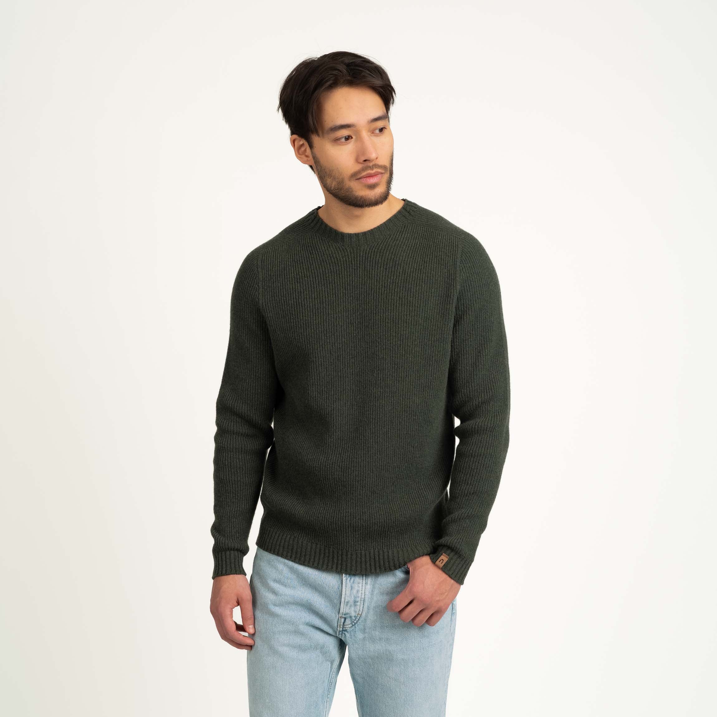 The model is 187 cm and wears size L.