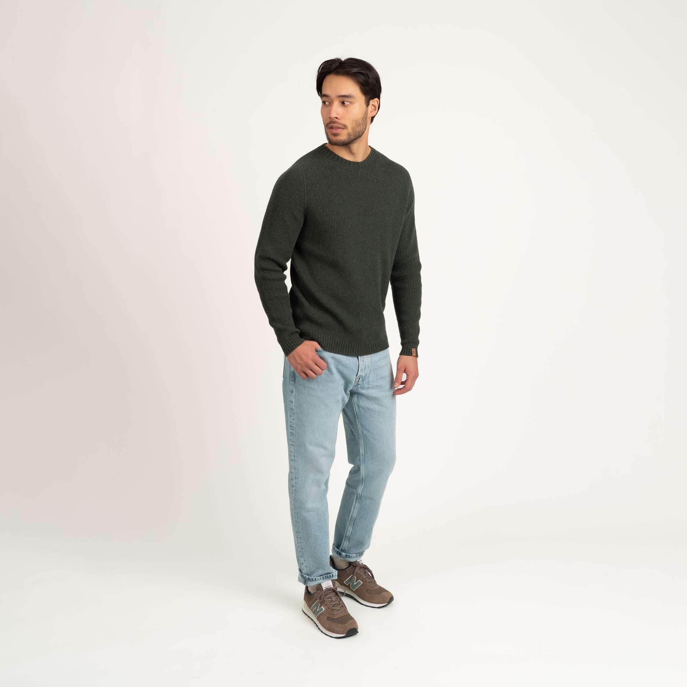 The model is 187 cm and wears size L.