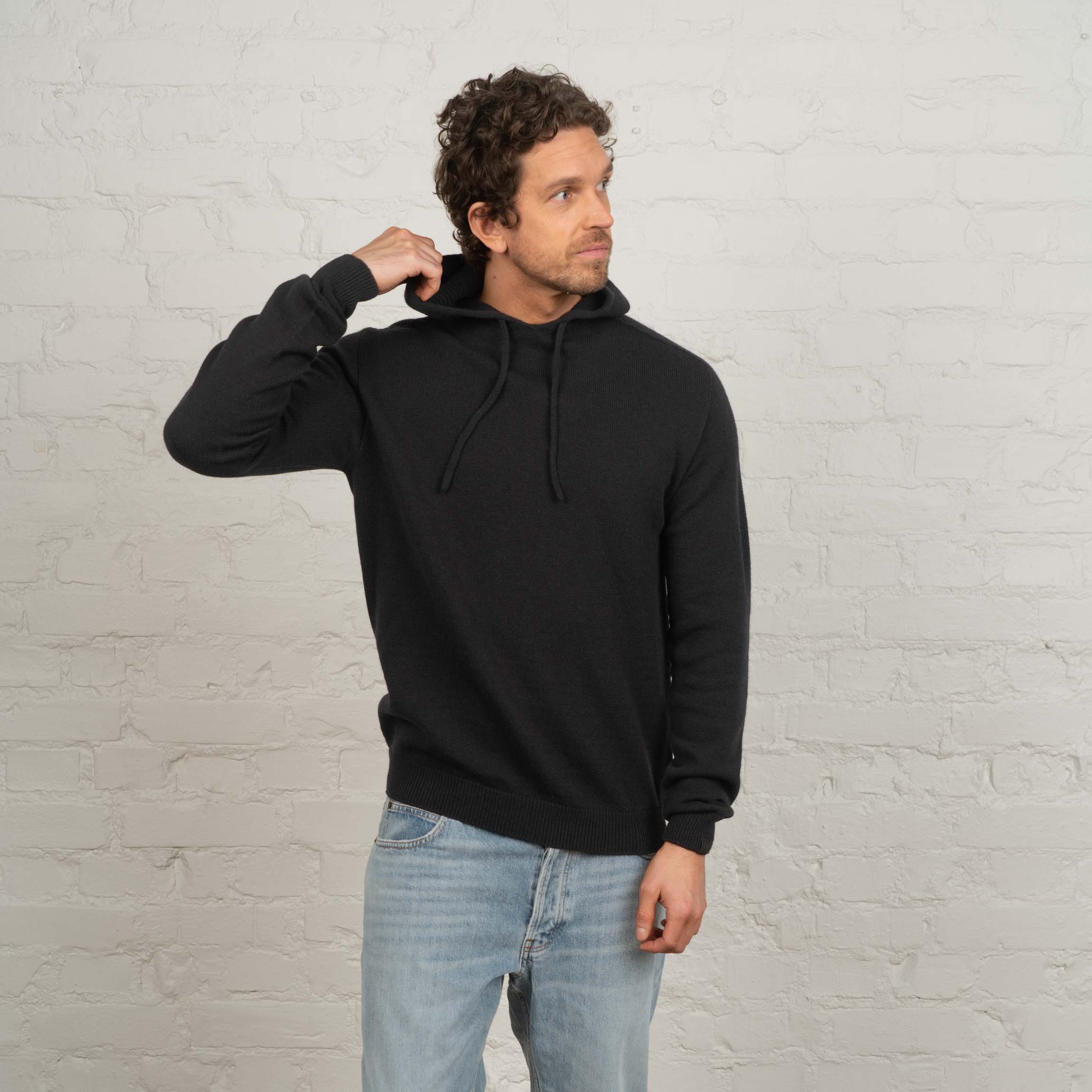 The model is 191 cm and wears size L.