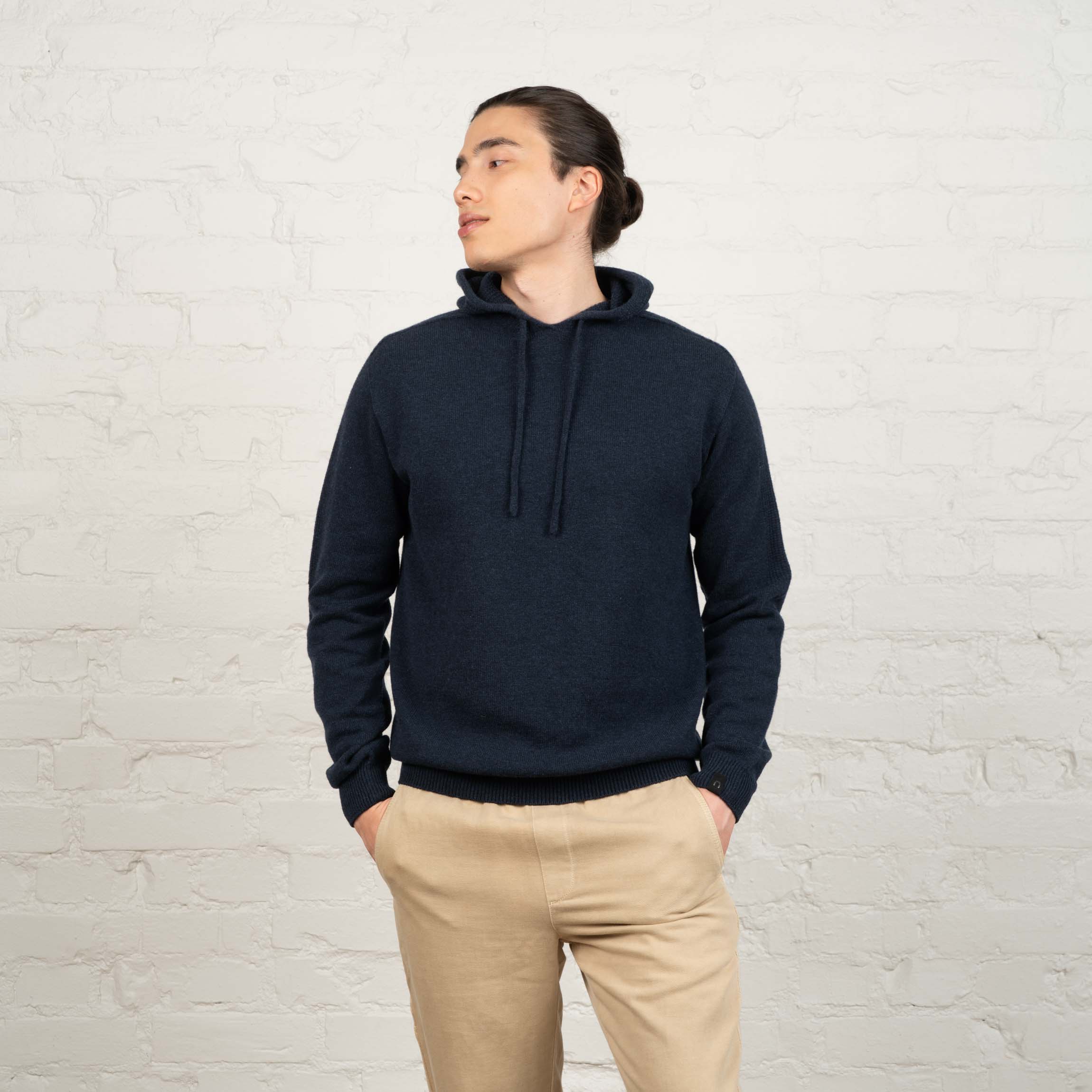 The model is 185 cm and wears size L.