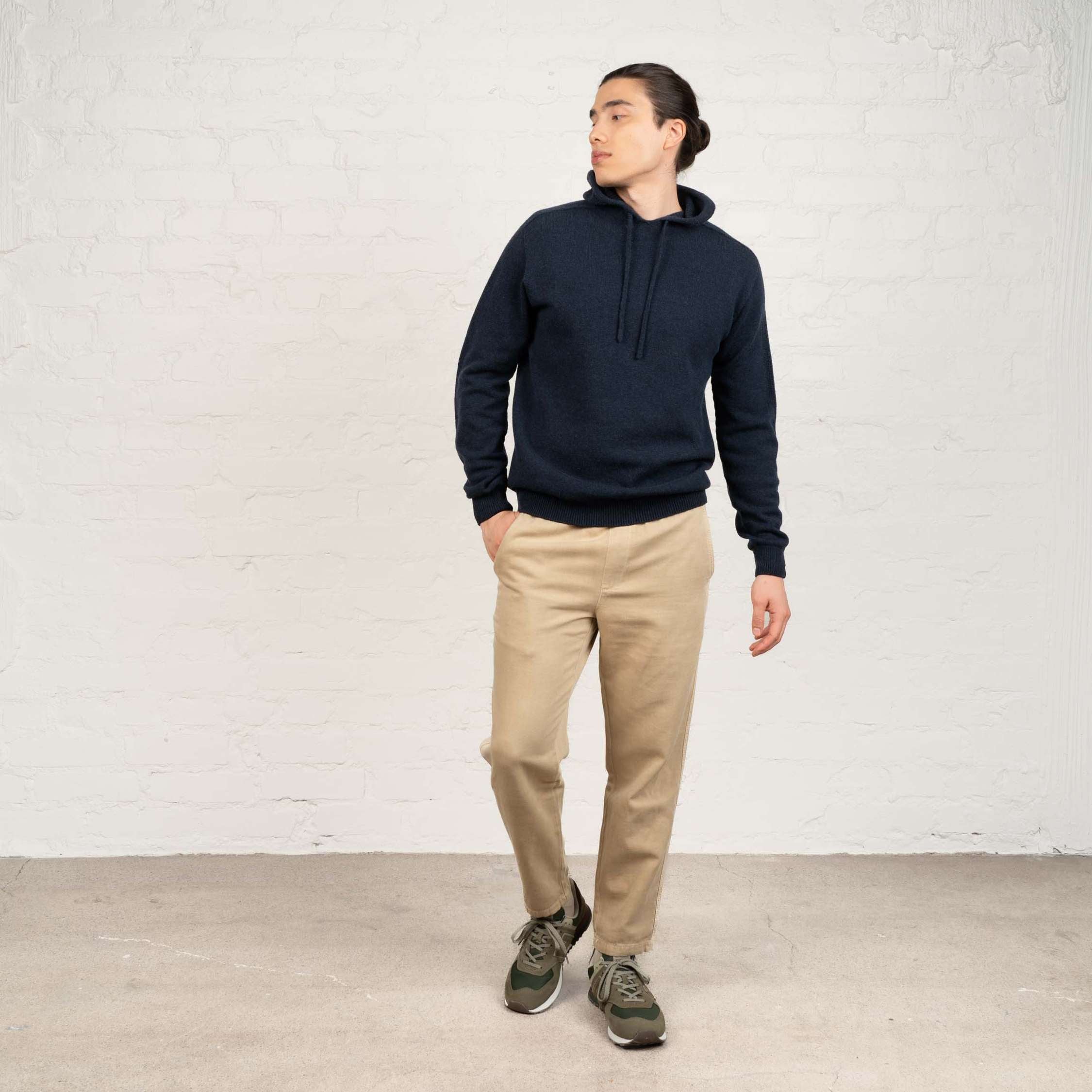 The model is 185 cm and wears size L.