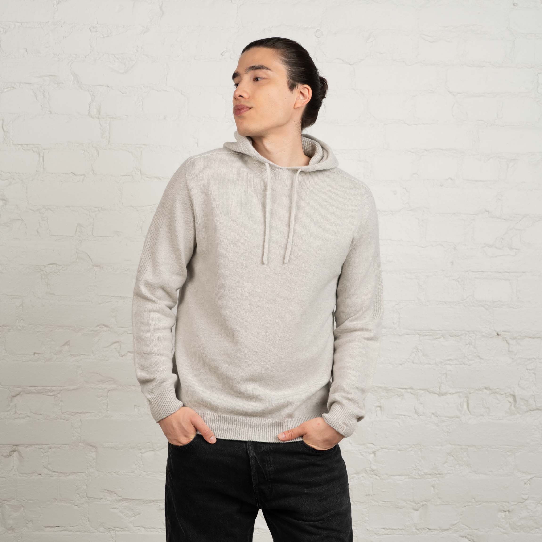 The model is 185 cm and wears size L.