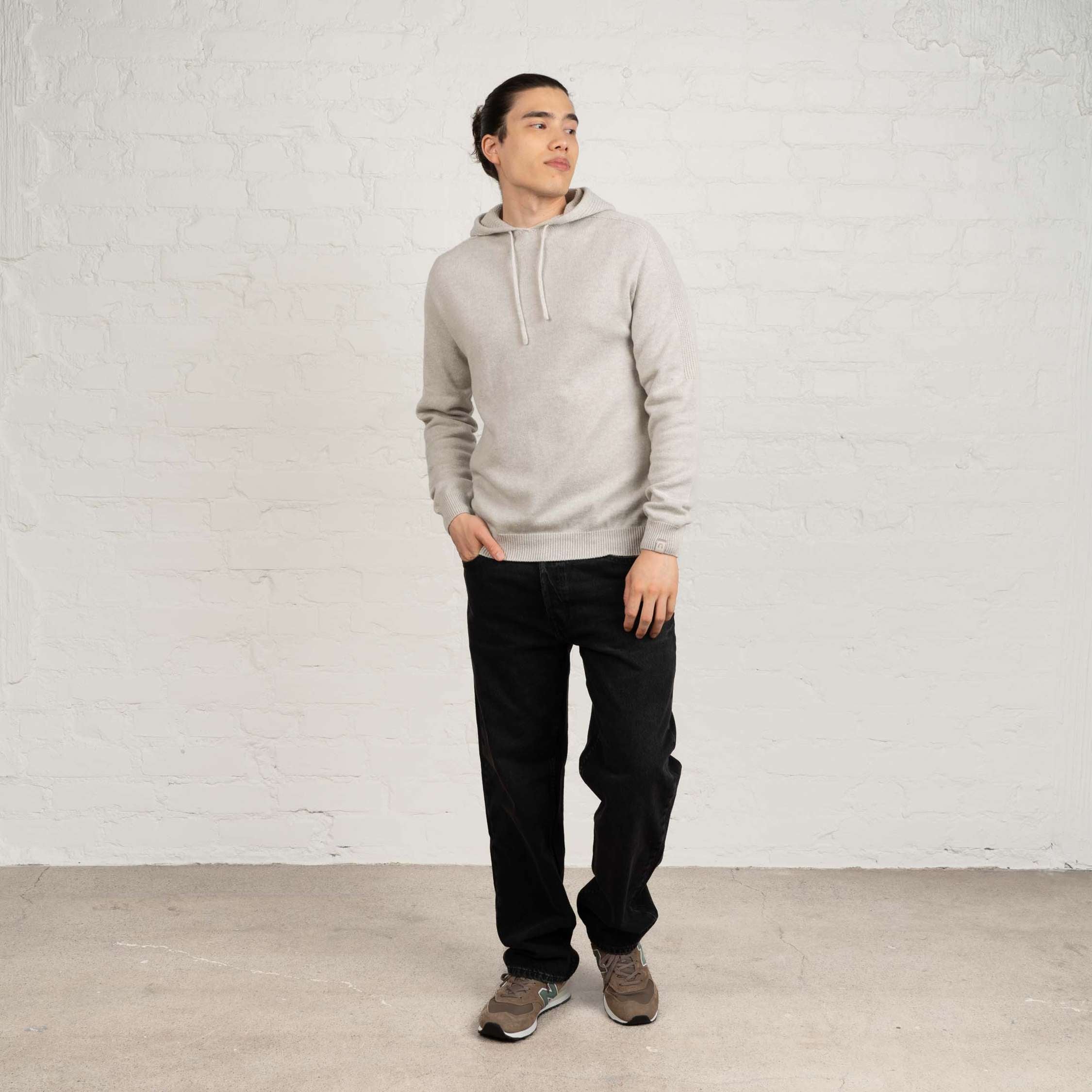 The model is 185 cm and wears size L.