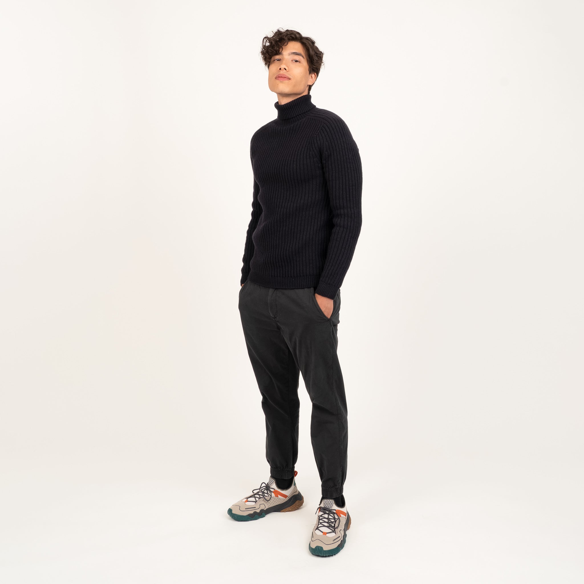 The model is 186 cm and wears size M.