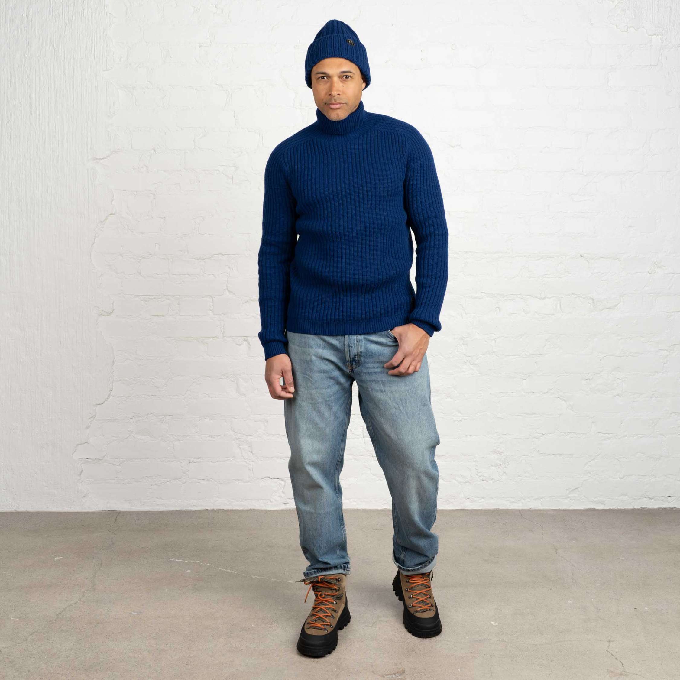 The model is 187 cm and wears size XL