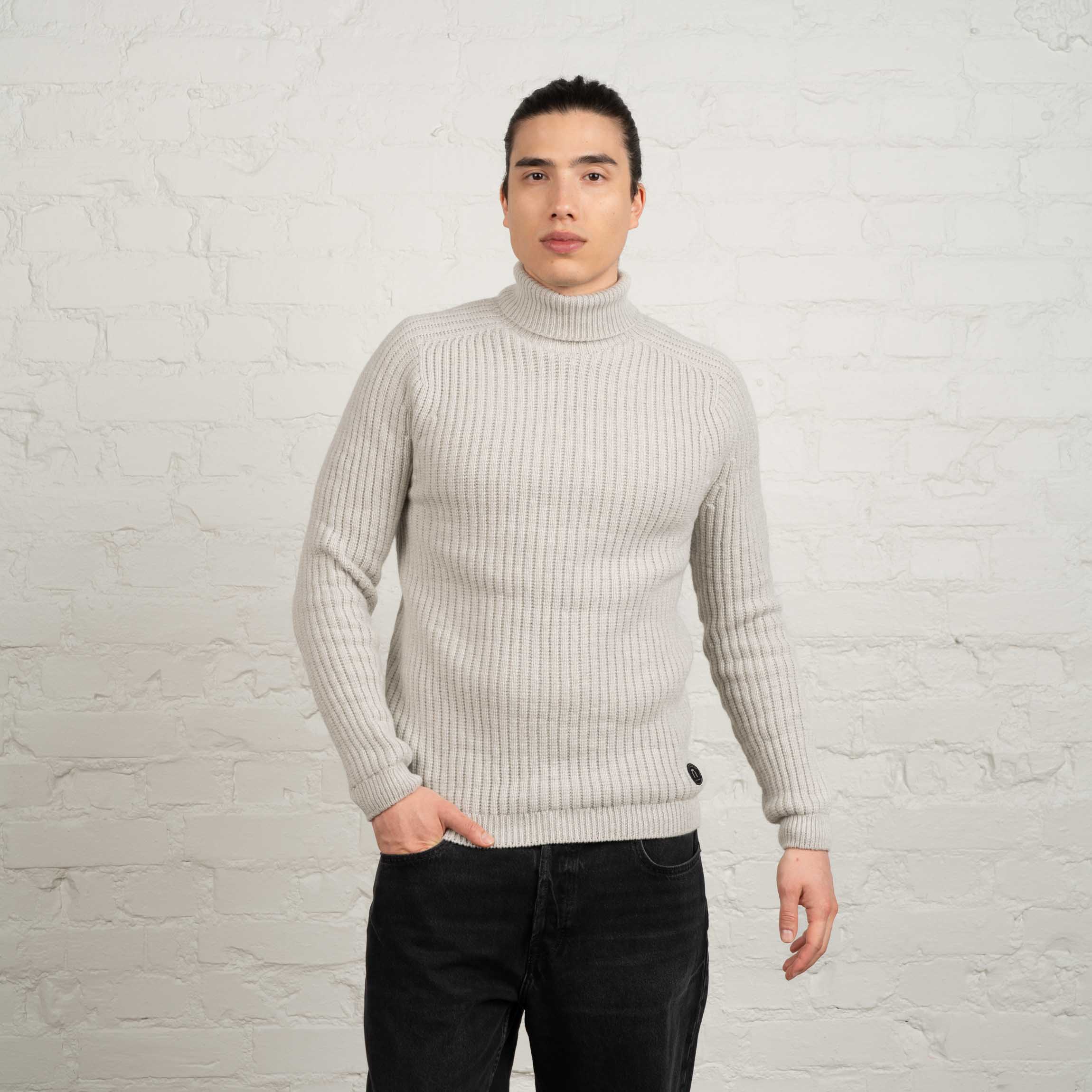 The model is 185 cm and wears size L.