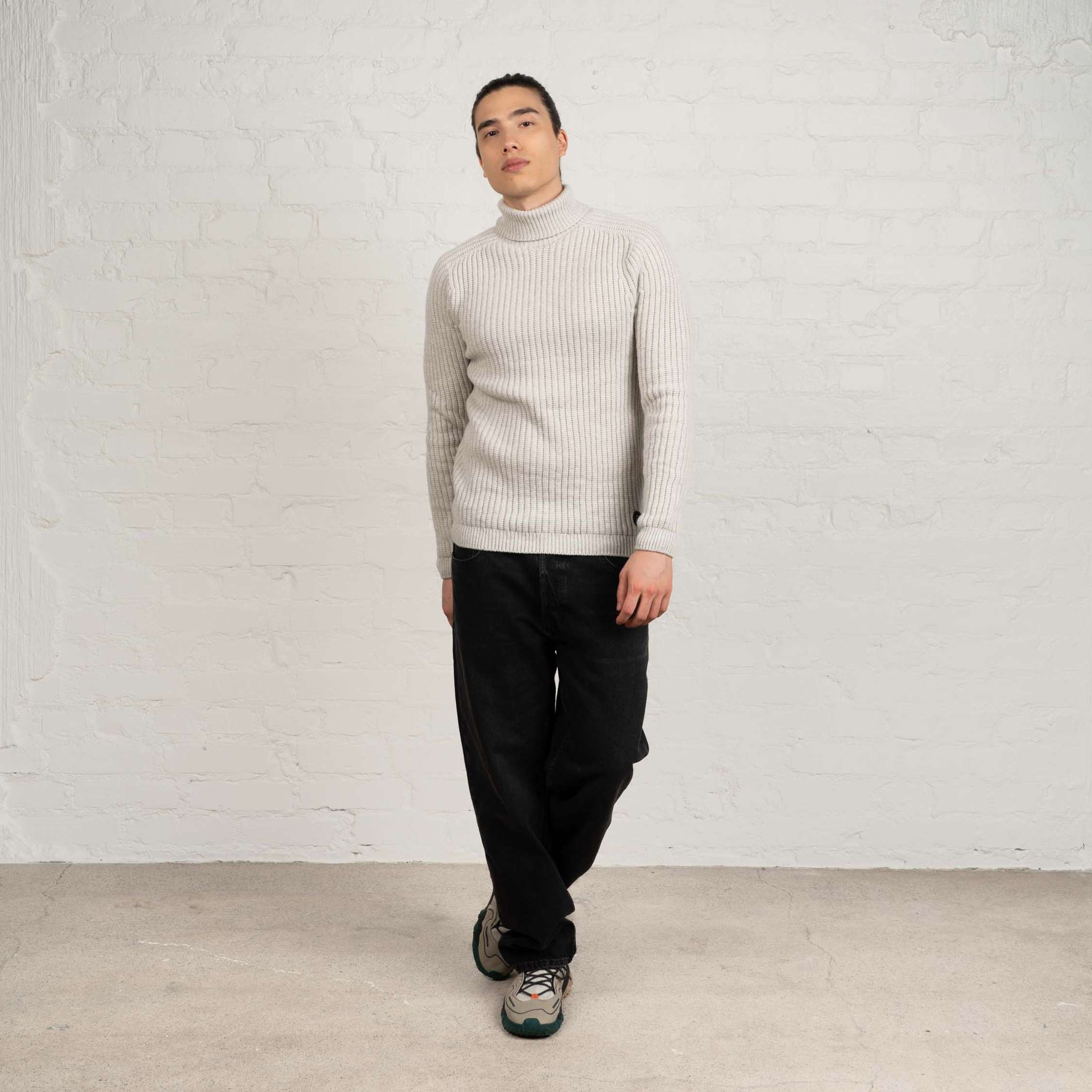 The model is 185 cm and wears size L.