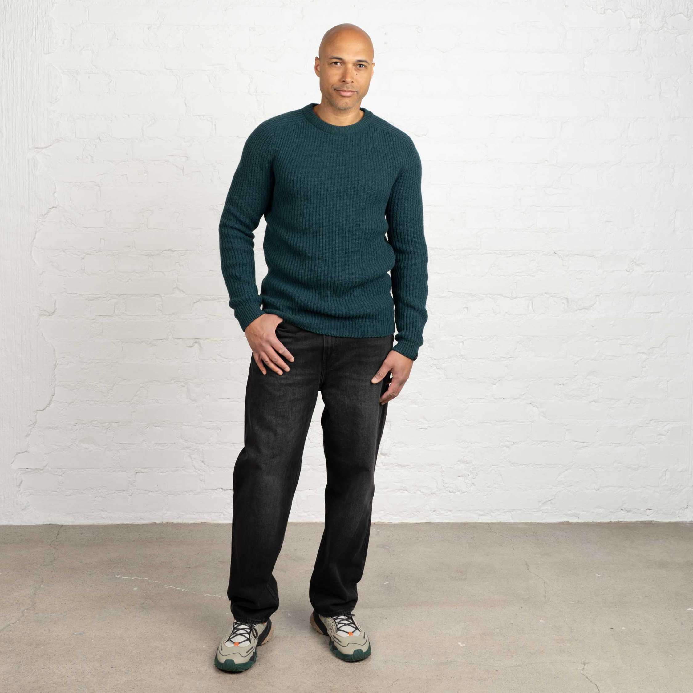 North Outdoor Pull en maille de mérinos Honka homme couleur paon Bleu, sans mulesing Laine mérinos. Conçu en Finlande. - Le mannequin mesure 187 cm et porte une taille L