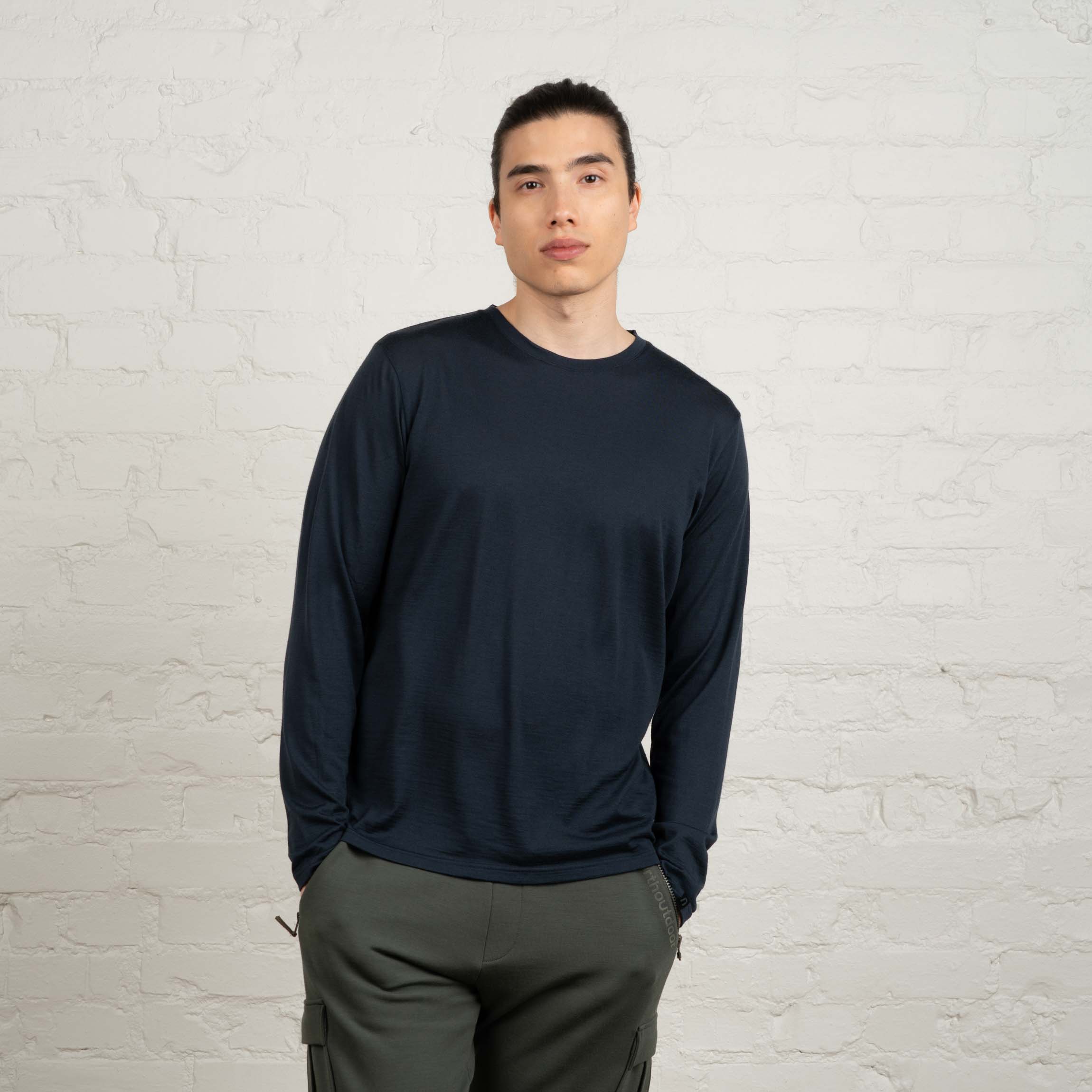 The model is 185 cm and wears size L.