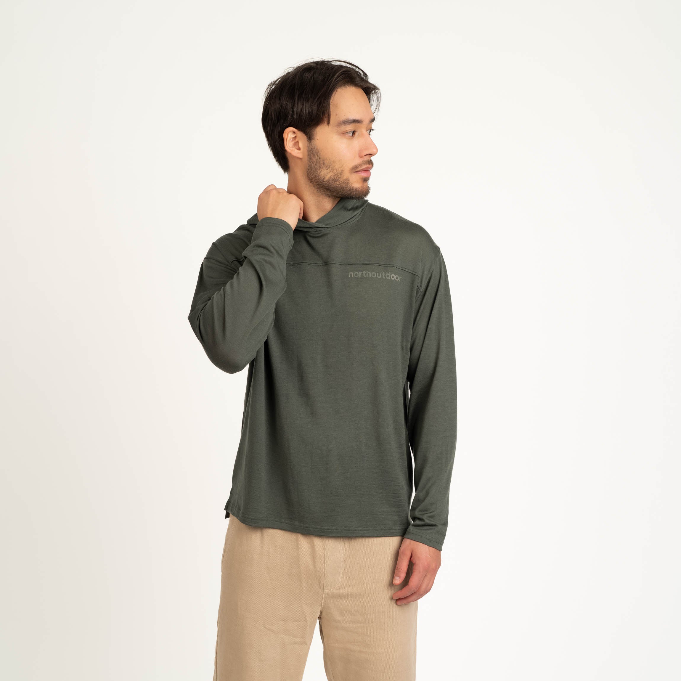 The model is 187 cm and wears size L.