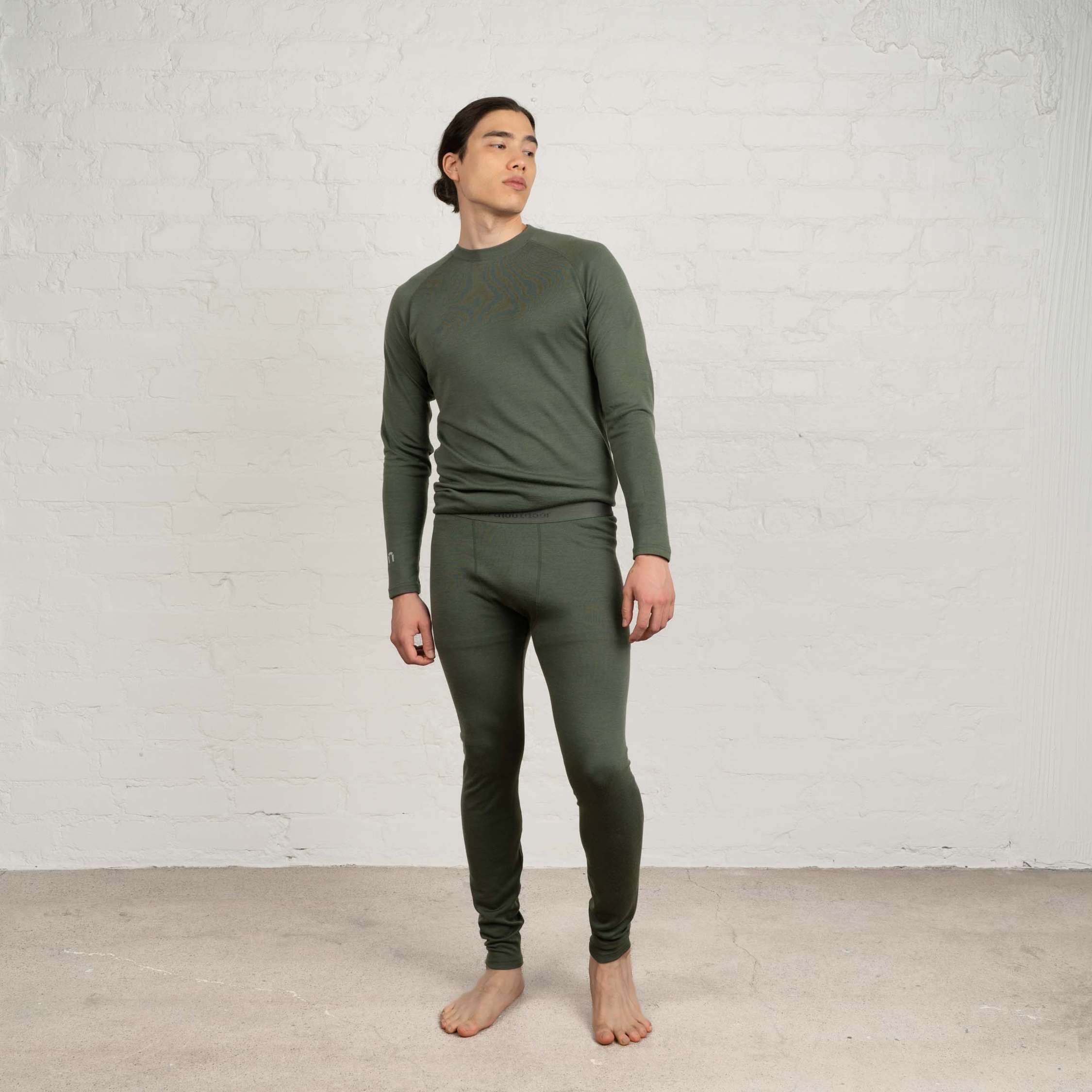 The model is 185 cm and wears size L.