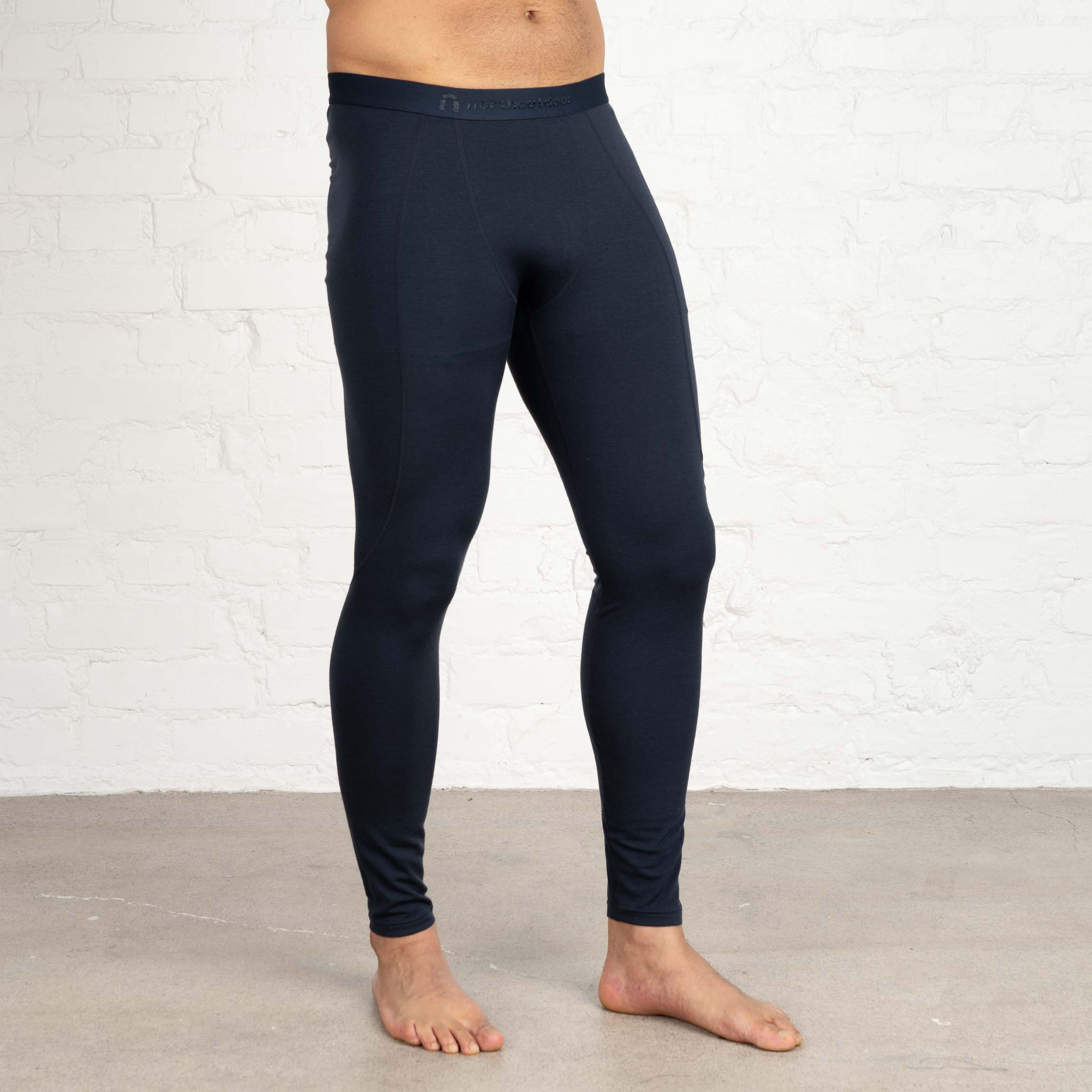 The model is 187 cm and wears size XL