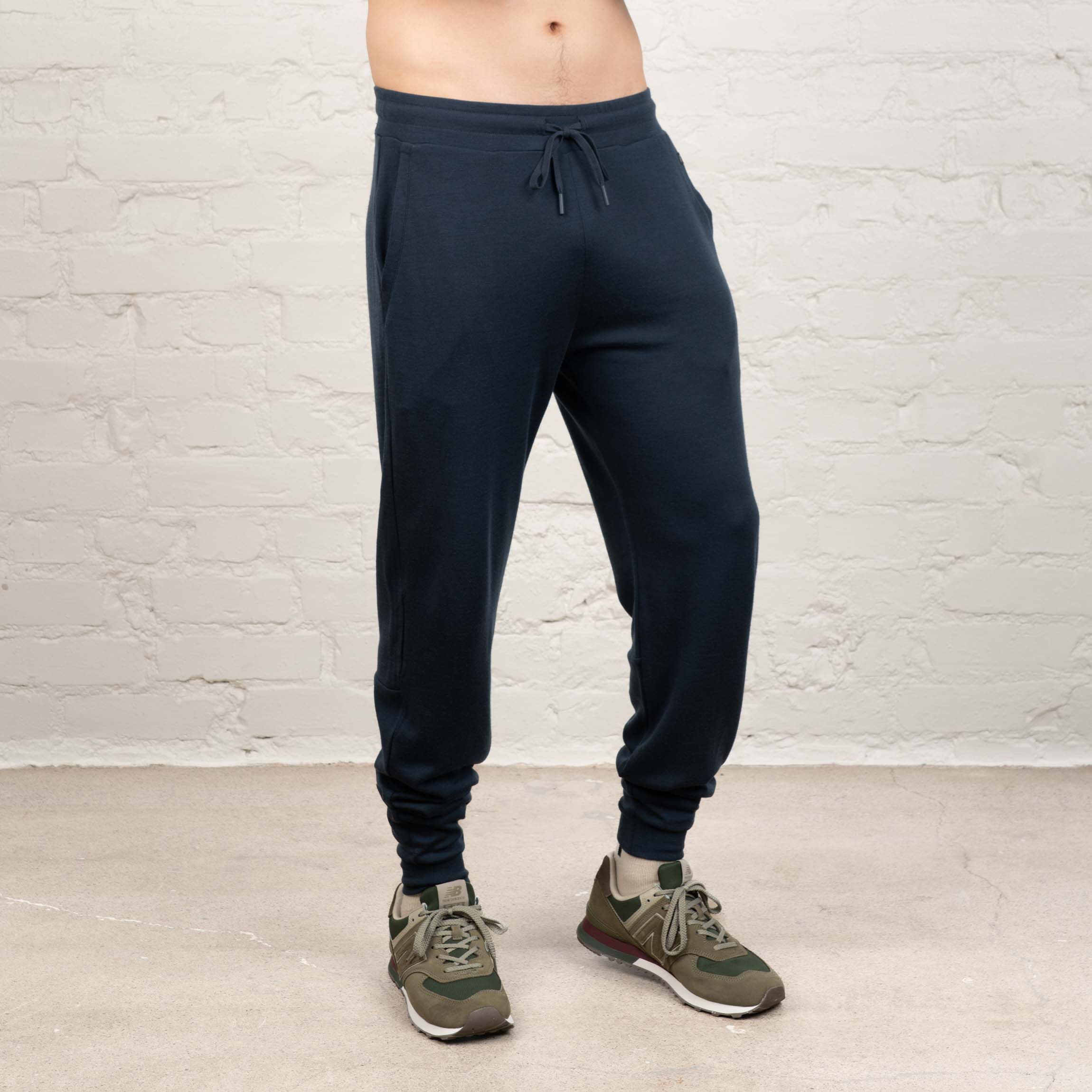 The model is 185 cm and wears size L.