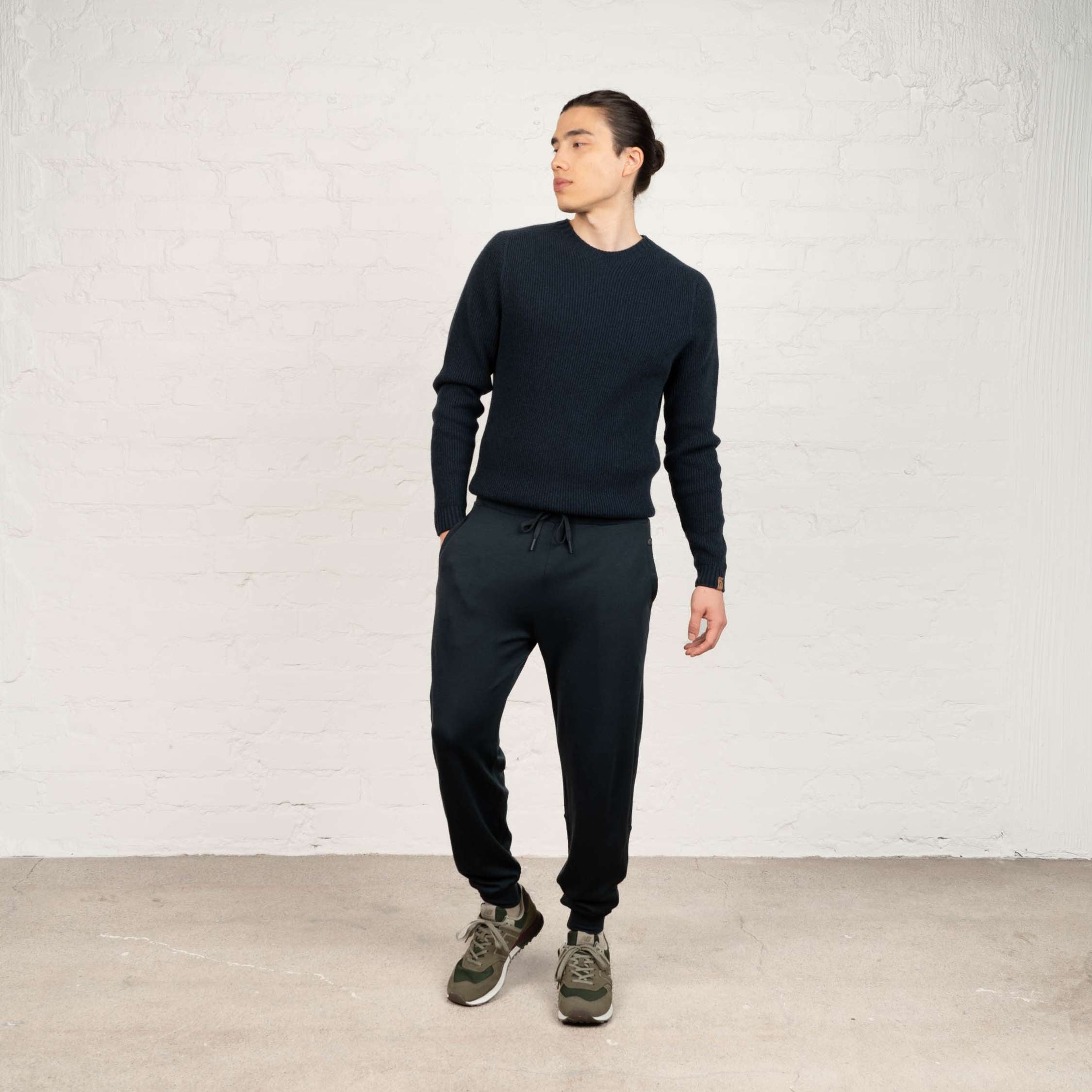 The model is 185 cm and wears size L.