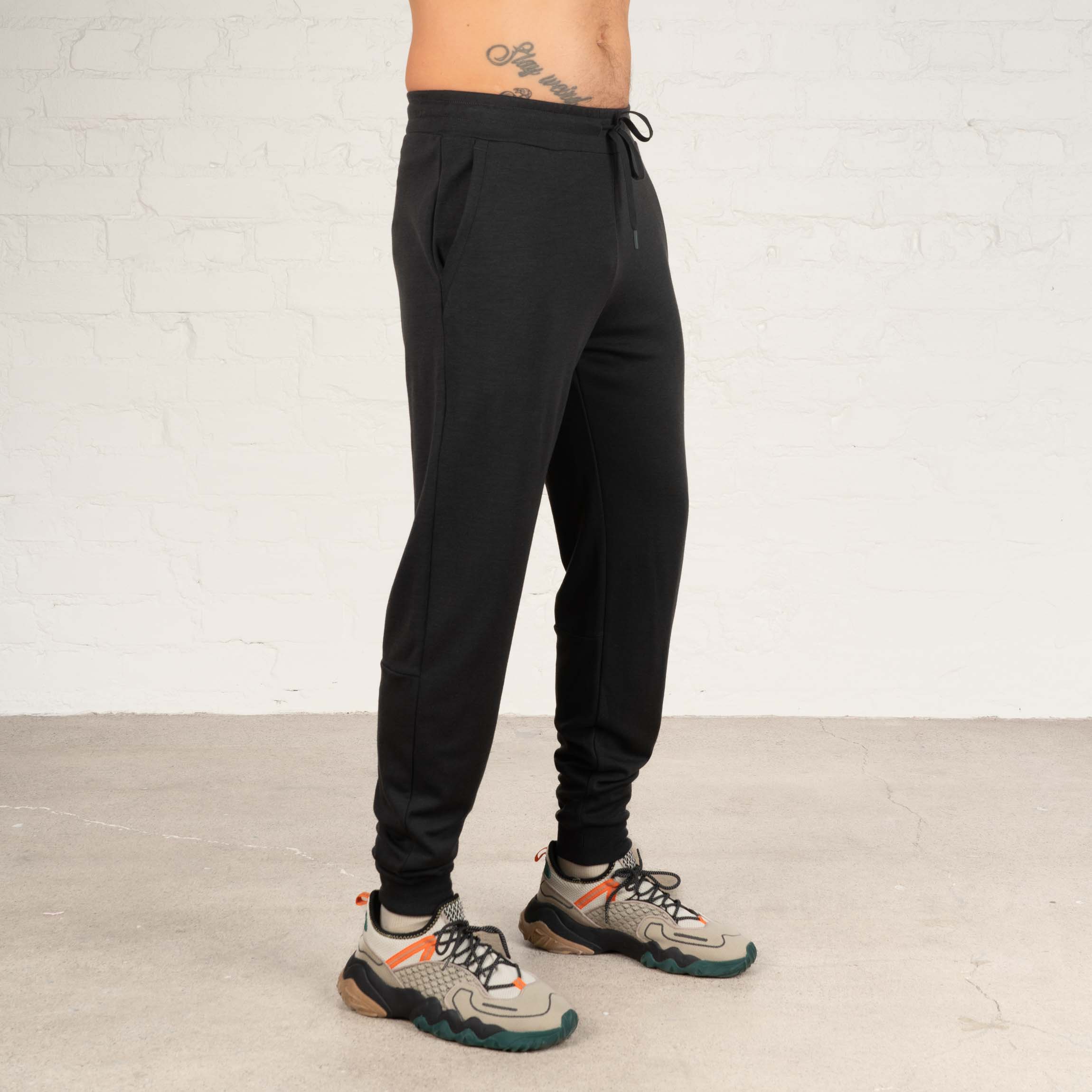 The model is 191 cm and wears size L.