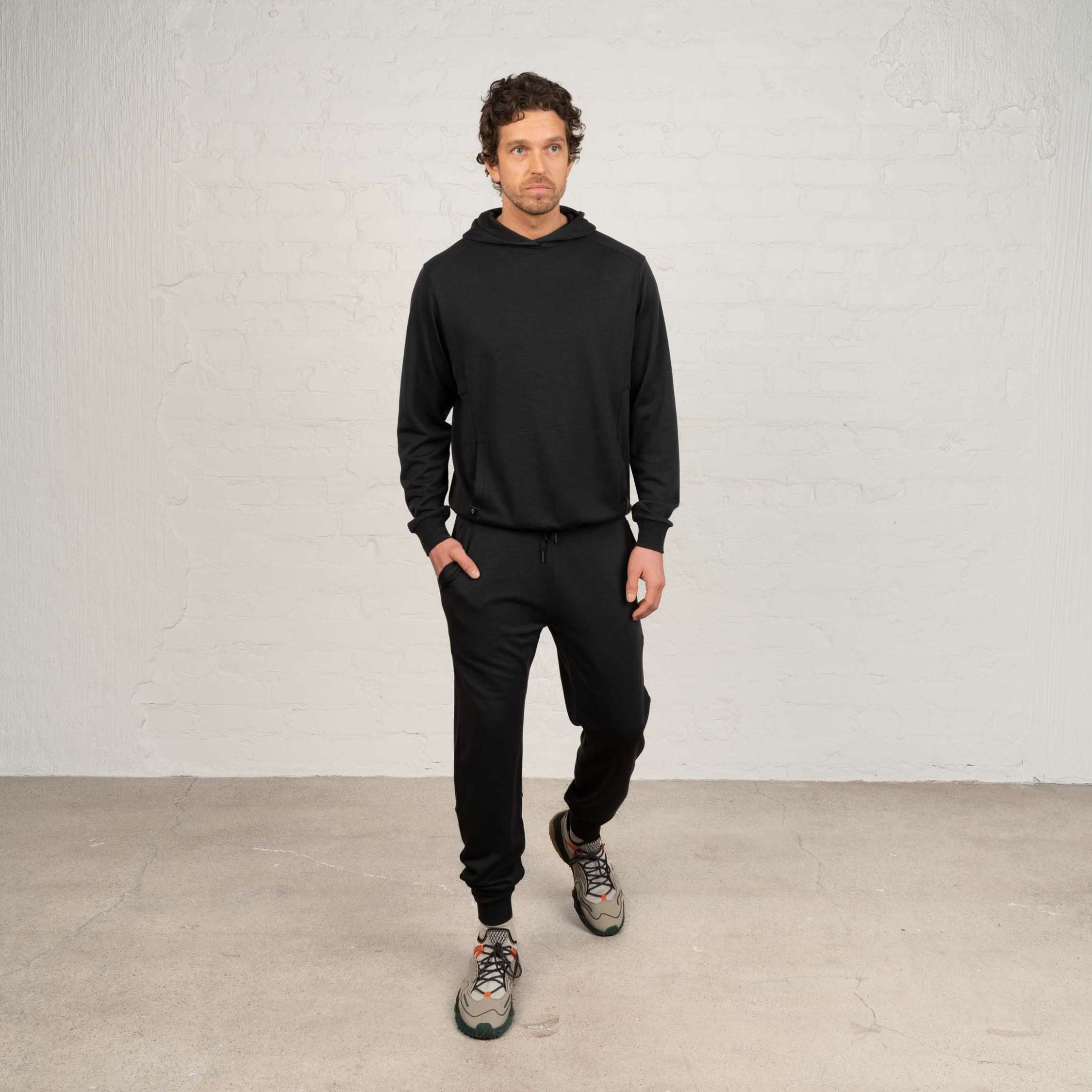 The model is 191 cm and wears size L.